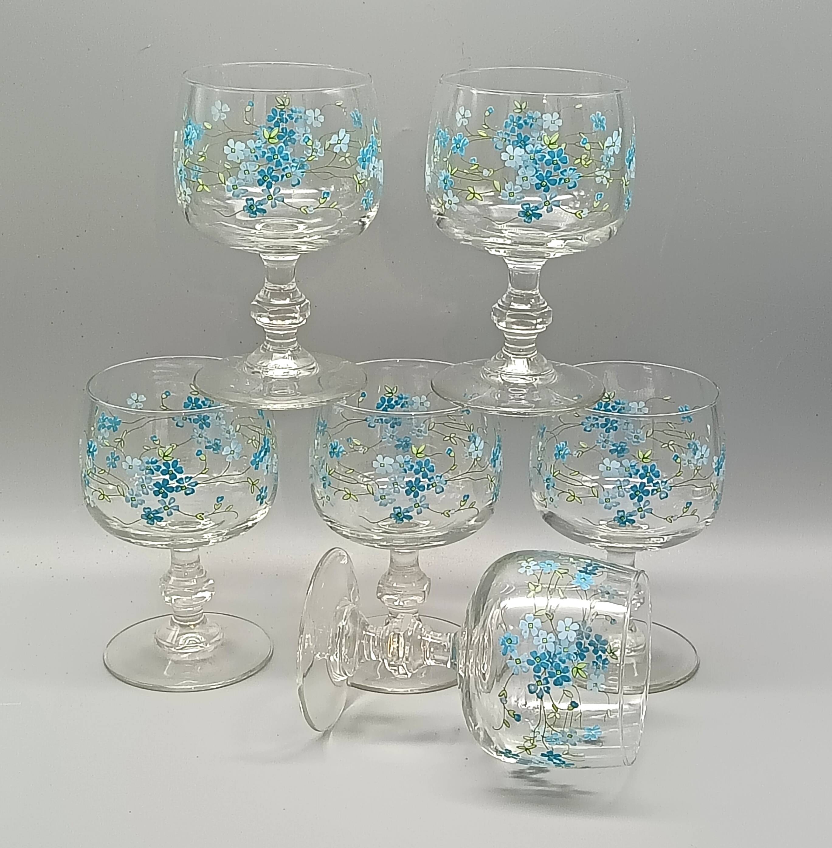 Arcoroc france stemmed glasses with forget-me-not decor, vintage 1980s
