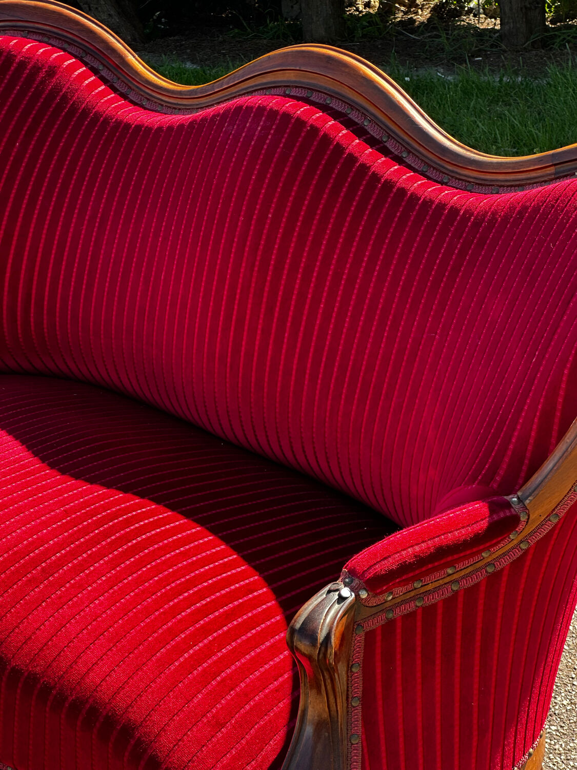 Louis XV style canapé in moulded wood – red velvet fabric – 19th century