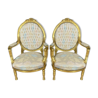 Paire de fauteuils Louis XVI a médaillon en bois doré