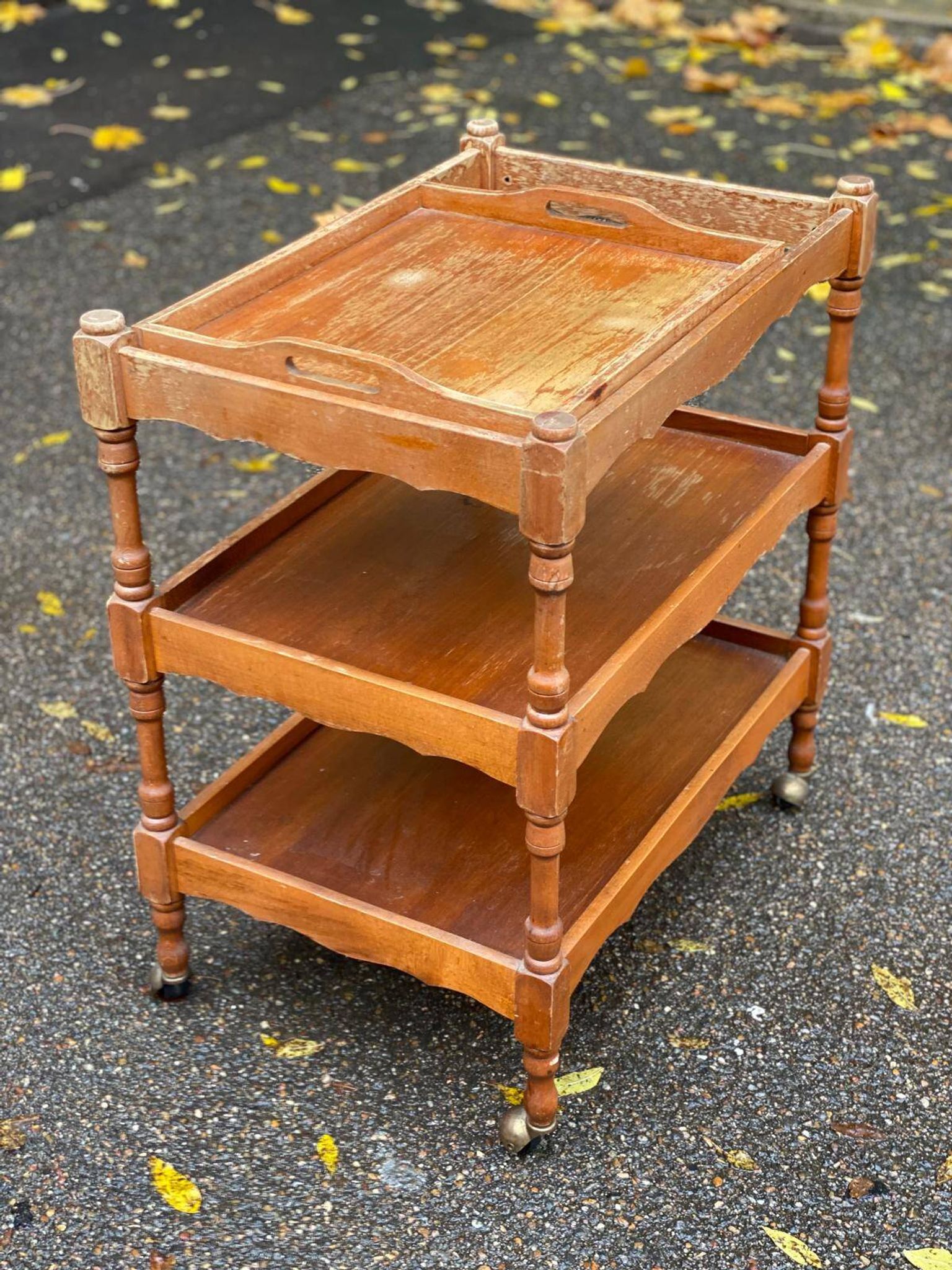 Serving cart/dessert bar trolley on wheels with removable tray