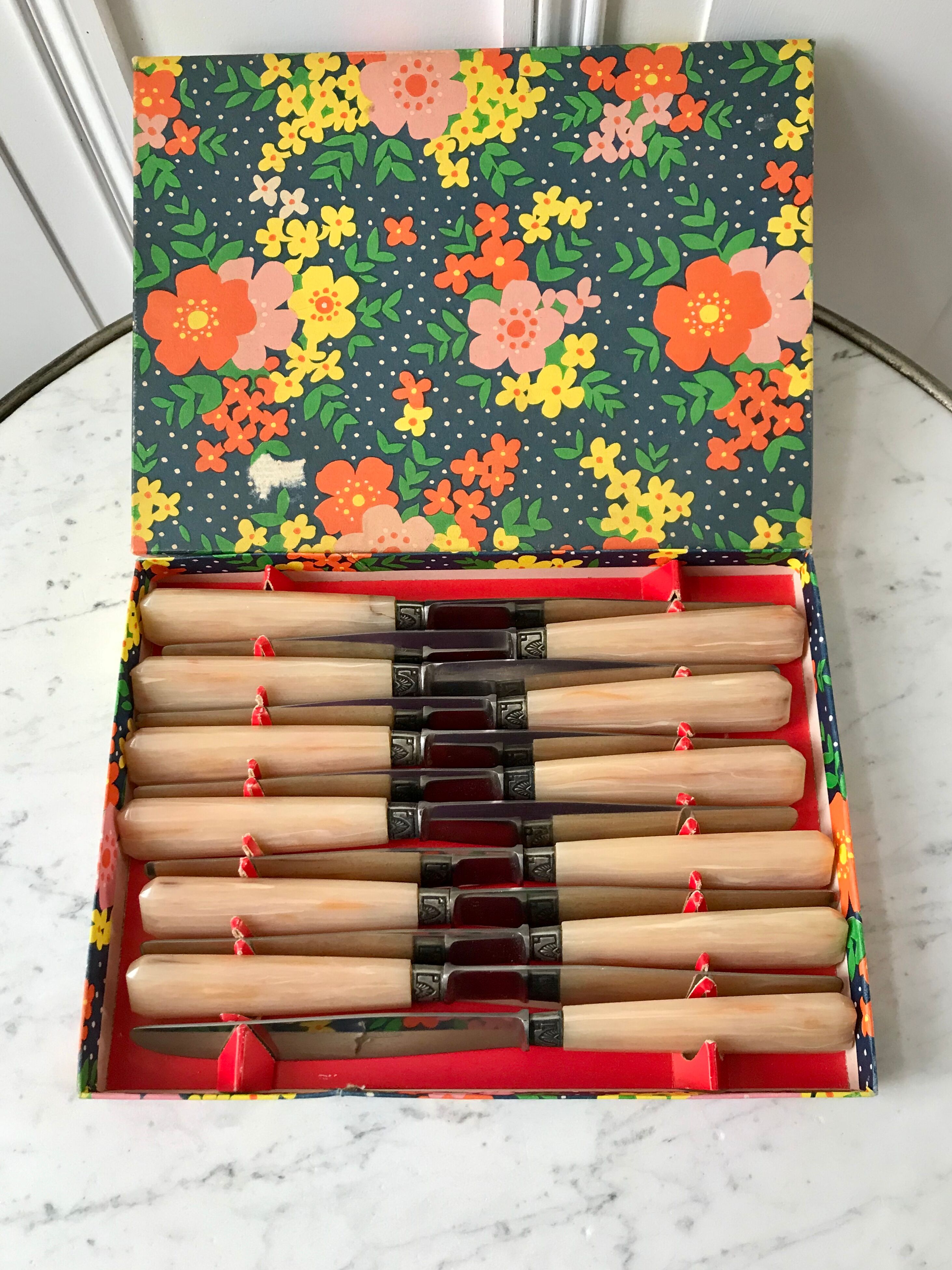Ensemble de 12 couteaux en corne années 60
