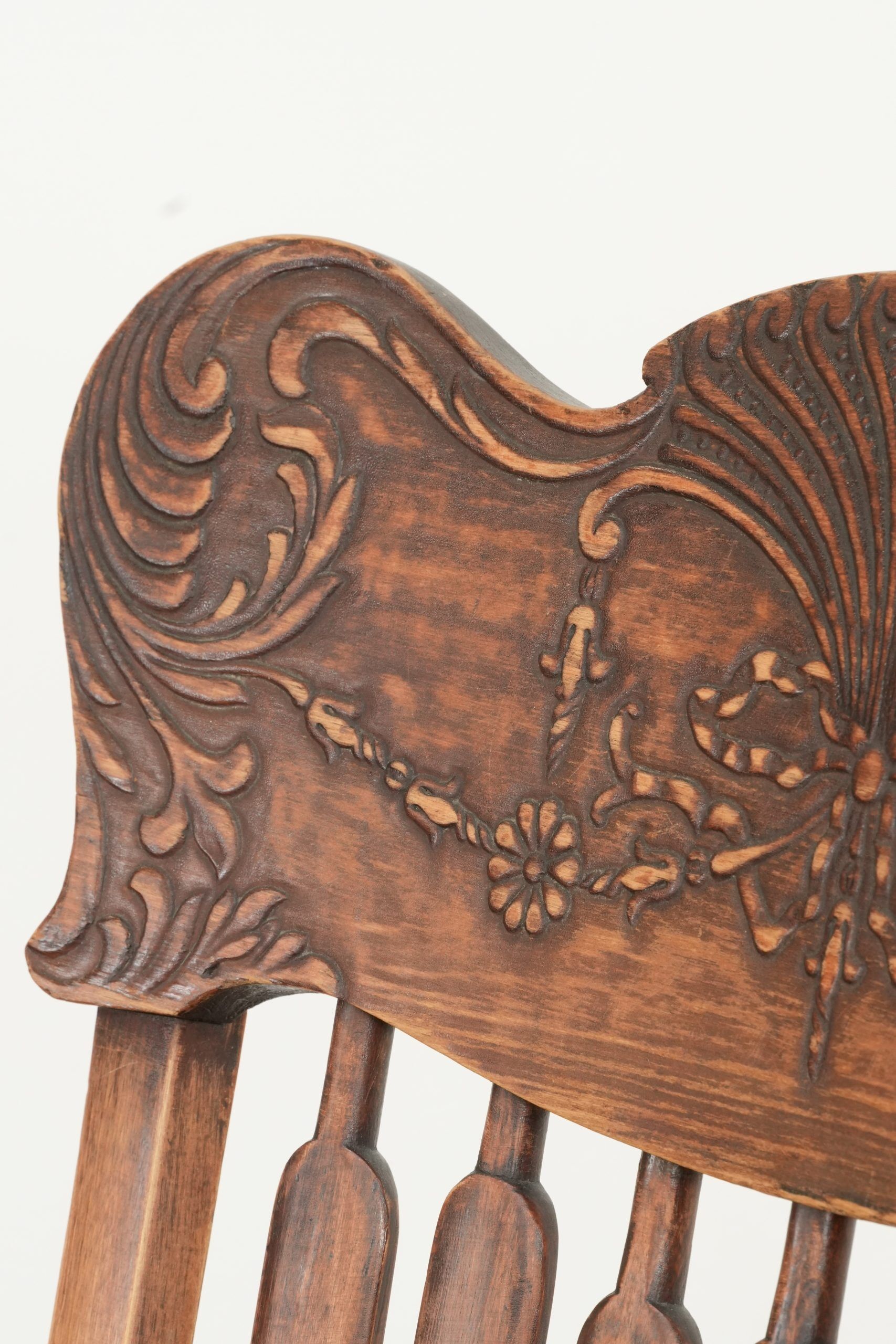 Chaise de bureau charmante avec de belles sculptures en bois du début du 20e siècle.