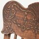 Chaise de bureau charmante avec de belles sculptures en bois du début du 20e siècle.