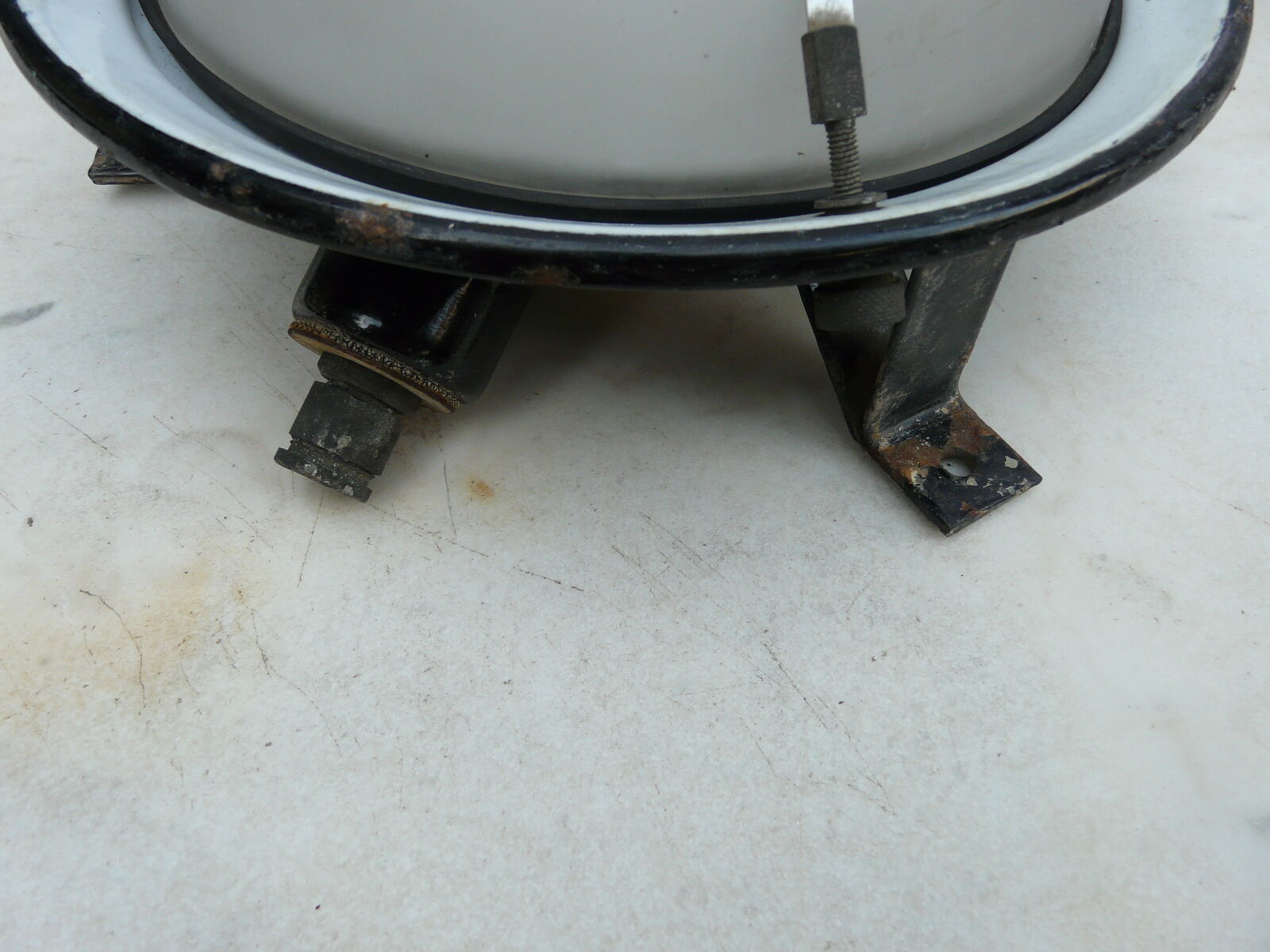 Applique en fonte émaillée blanche bordure bleue diamètre 30cm.