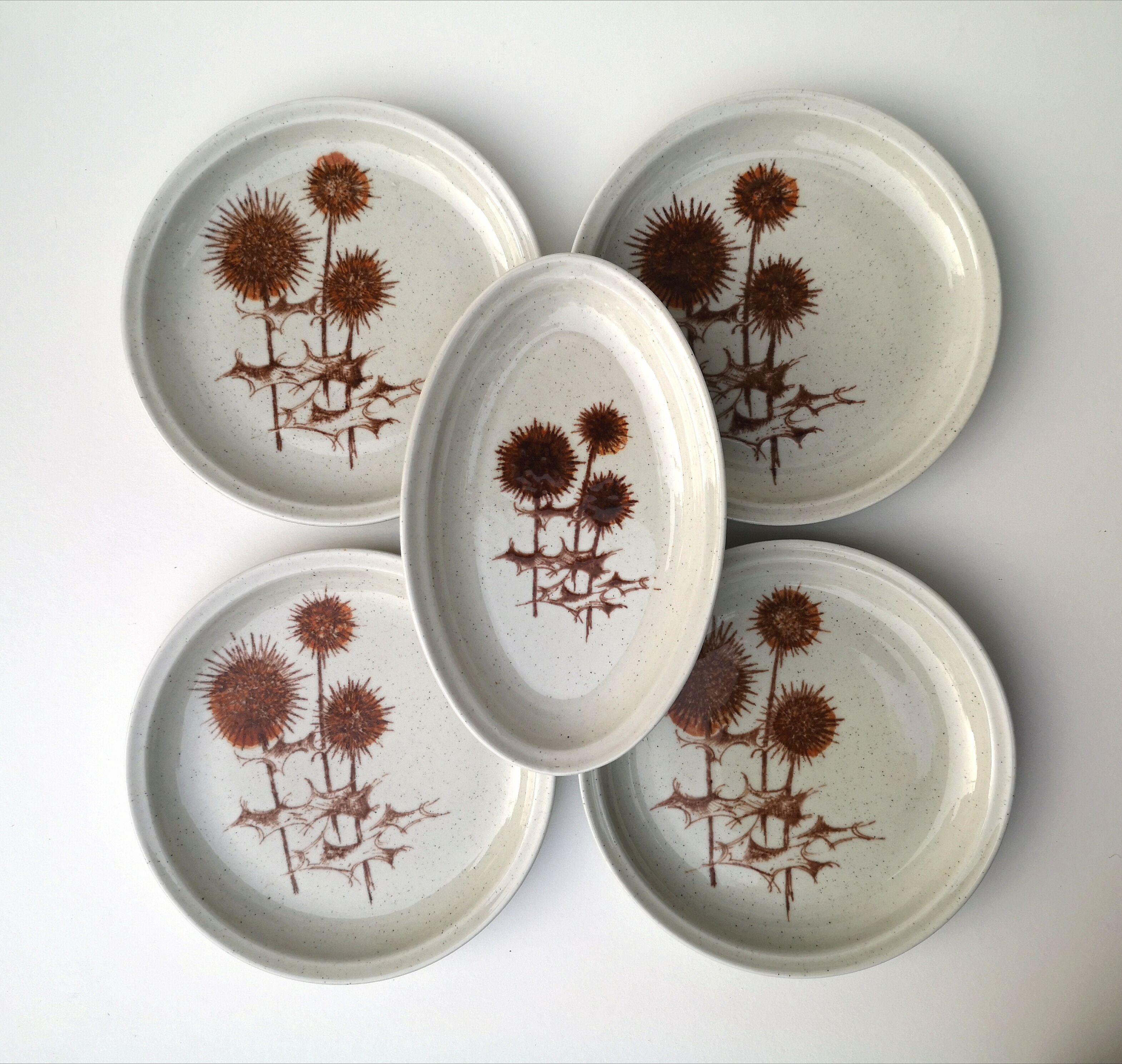 Set of 4 dessert plates and 1 “Thistle” bowl