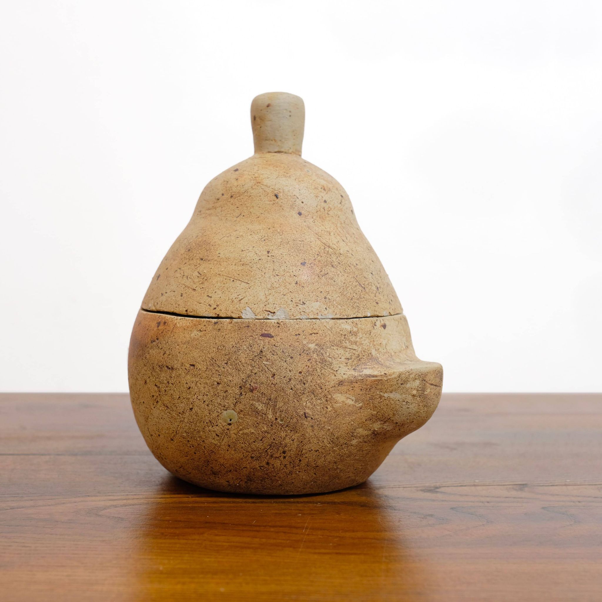 Pot couvert en grès en forme de poire.