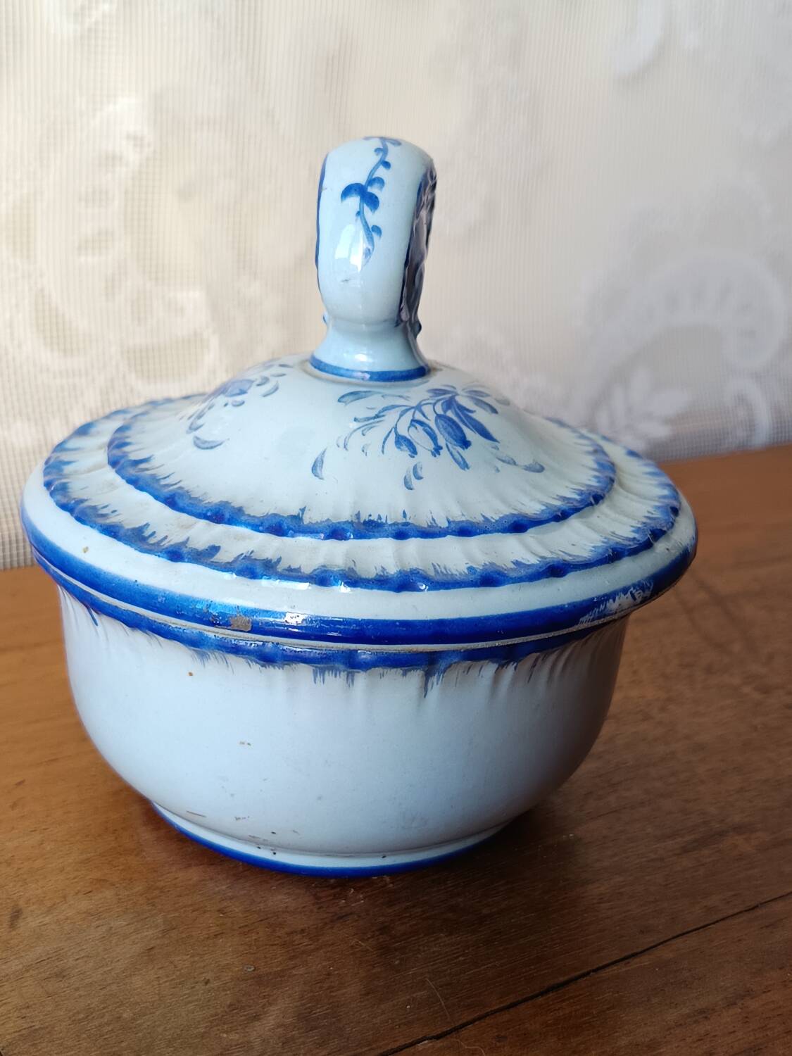 Pot à fard ou sucrier en porcelaine de Couleuvre, décor Rouen - 1930
