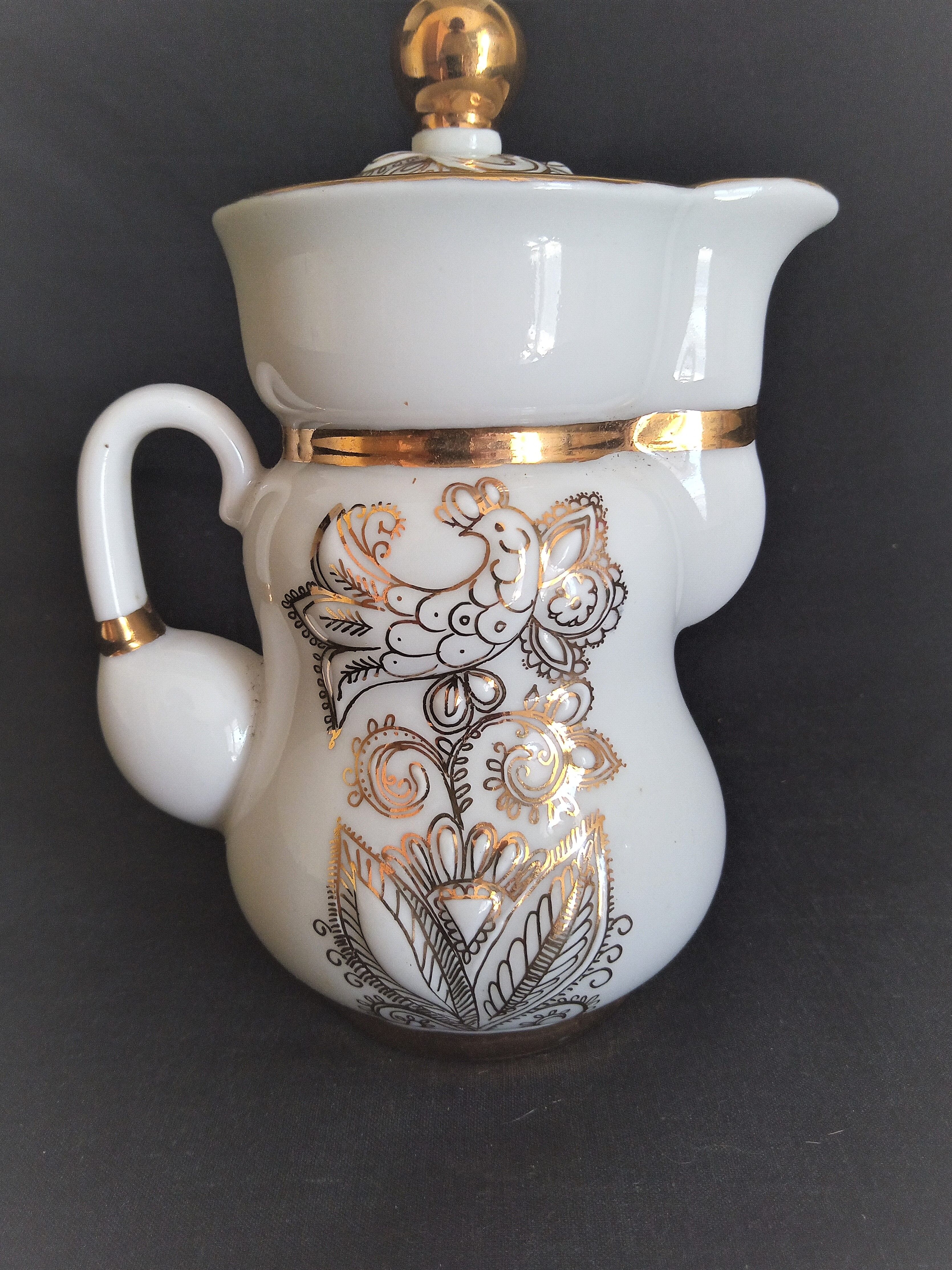 Lomonosov 29-piece porcelain coffee set, cast patterns enhanced with 24k gold