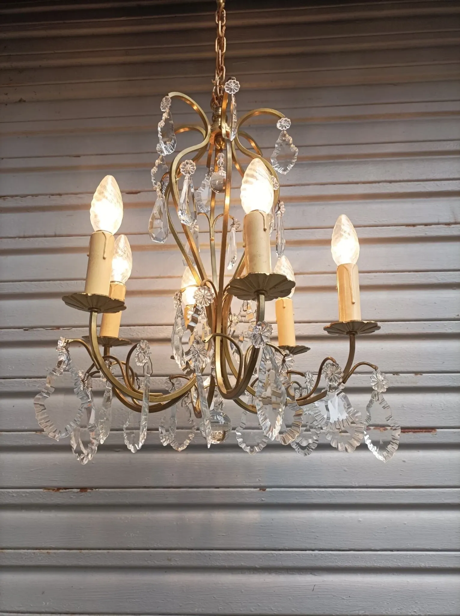 Remarkable cage chandelier with 6 lights and complete crystal pendants in working condition.