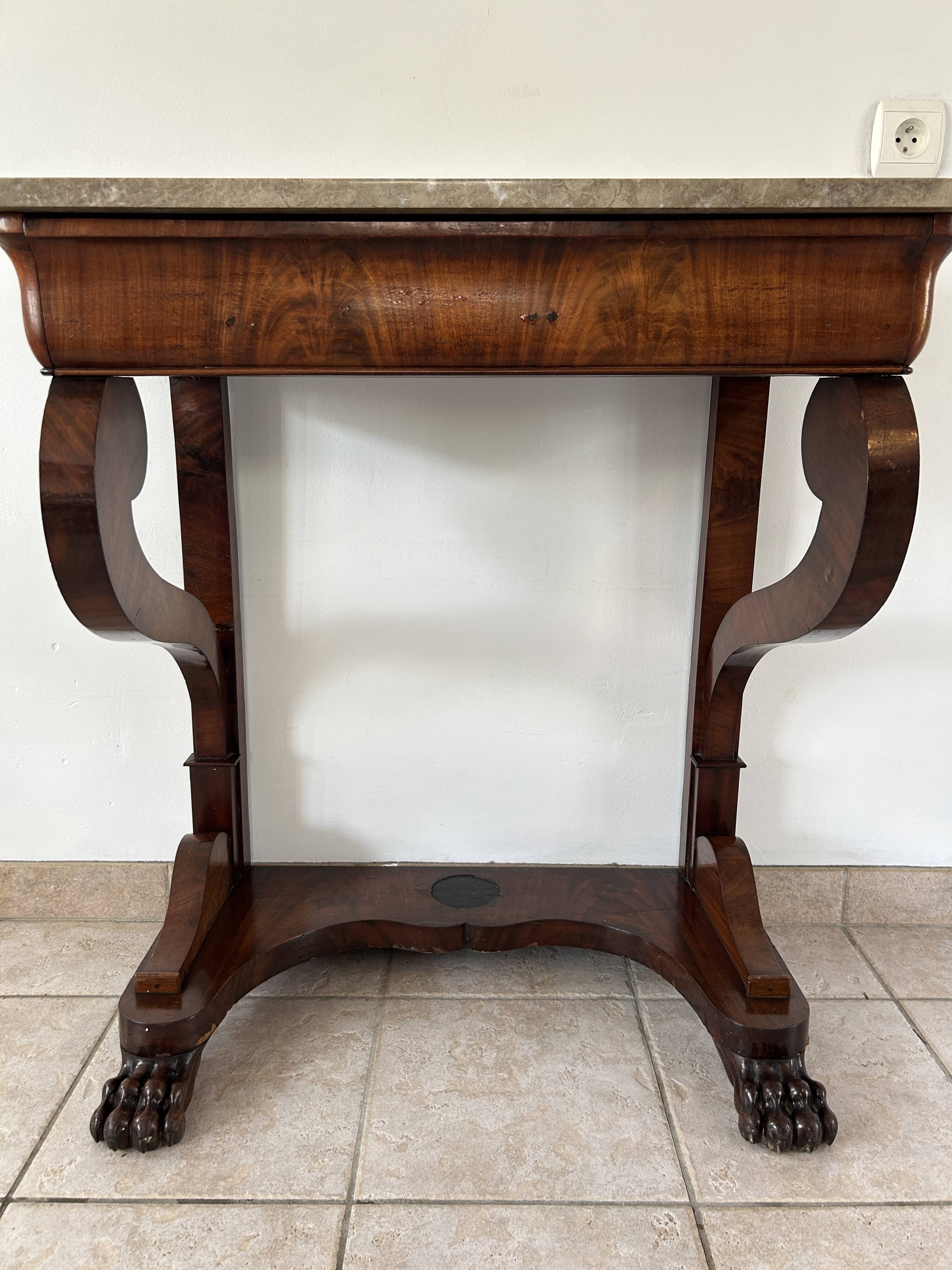Console d'époque Louis-Philippe, placage d'acajou et marbre