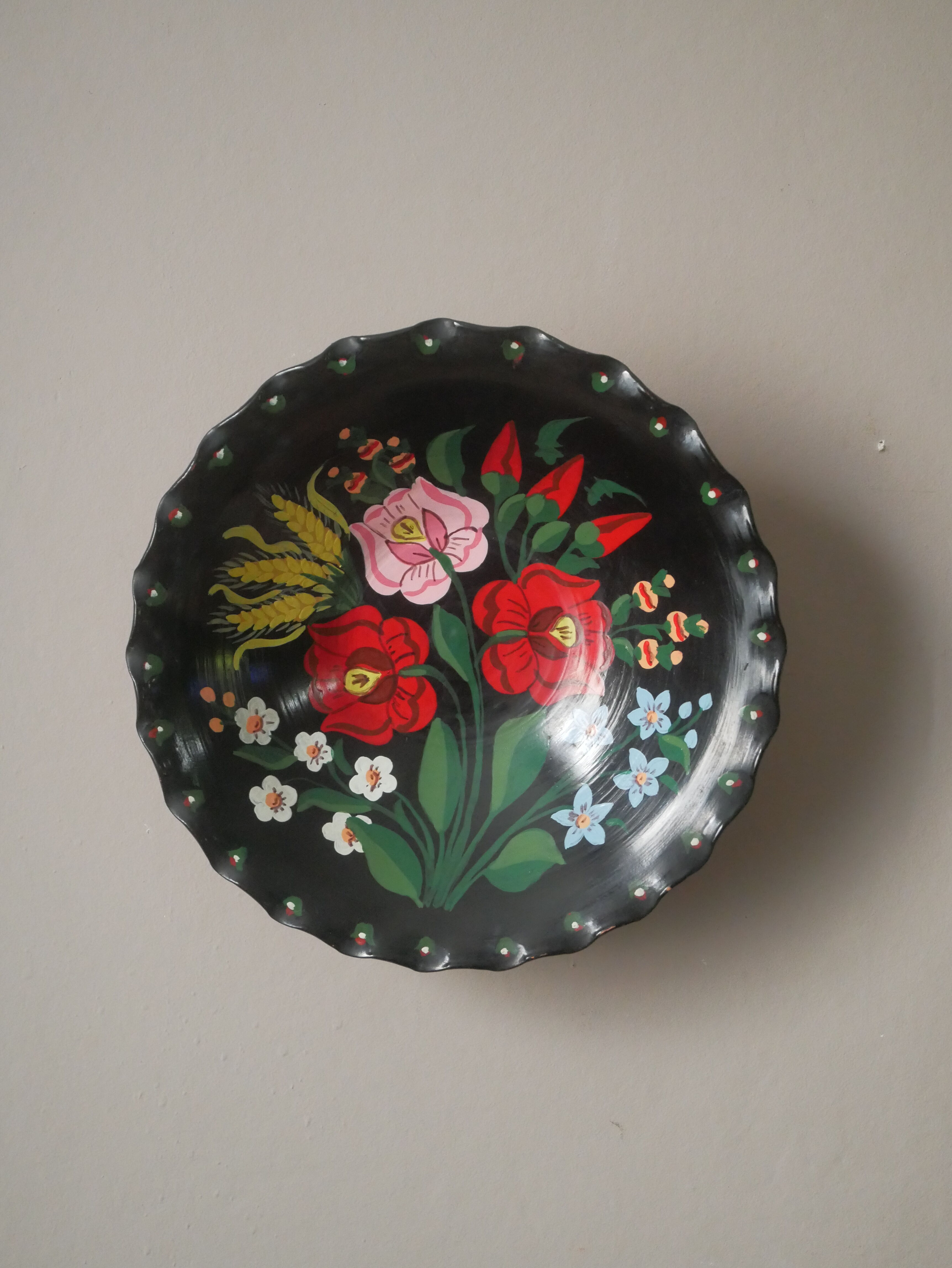 Decorative plate vintage in ceramic