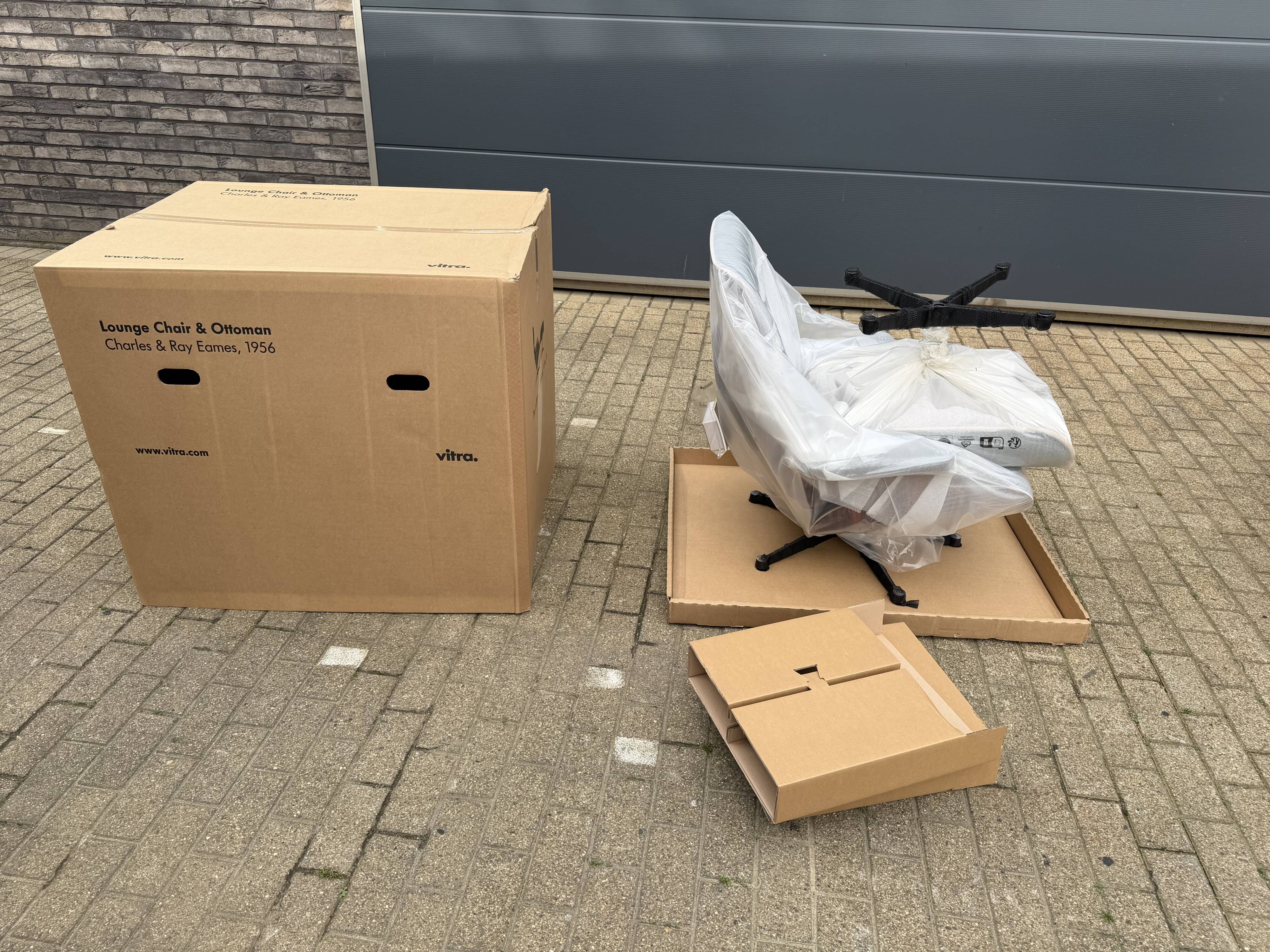 Vitra Eames Lounge Chair XL + Ottoman, Black leather & Santos Rosewood