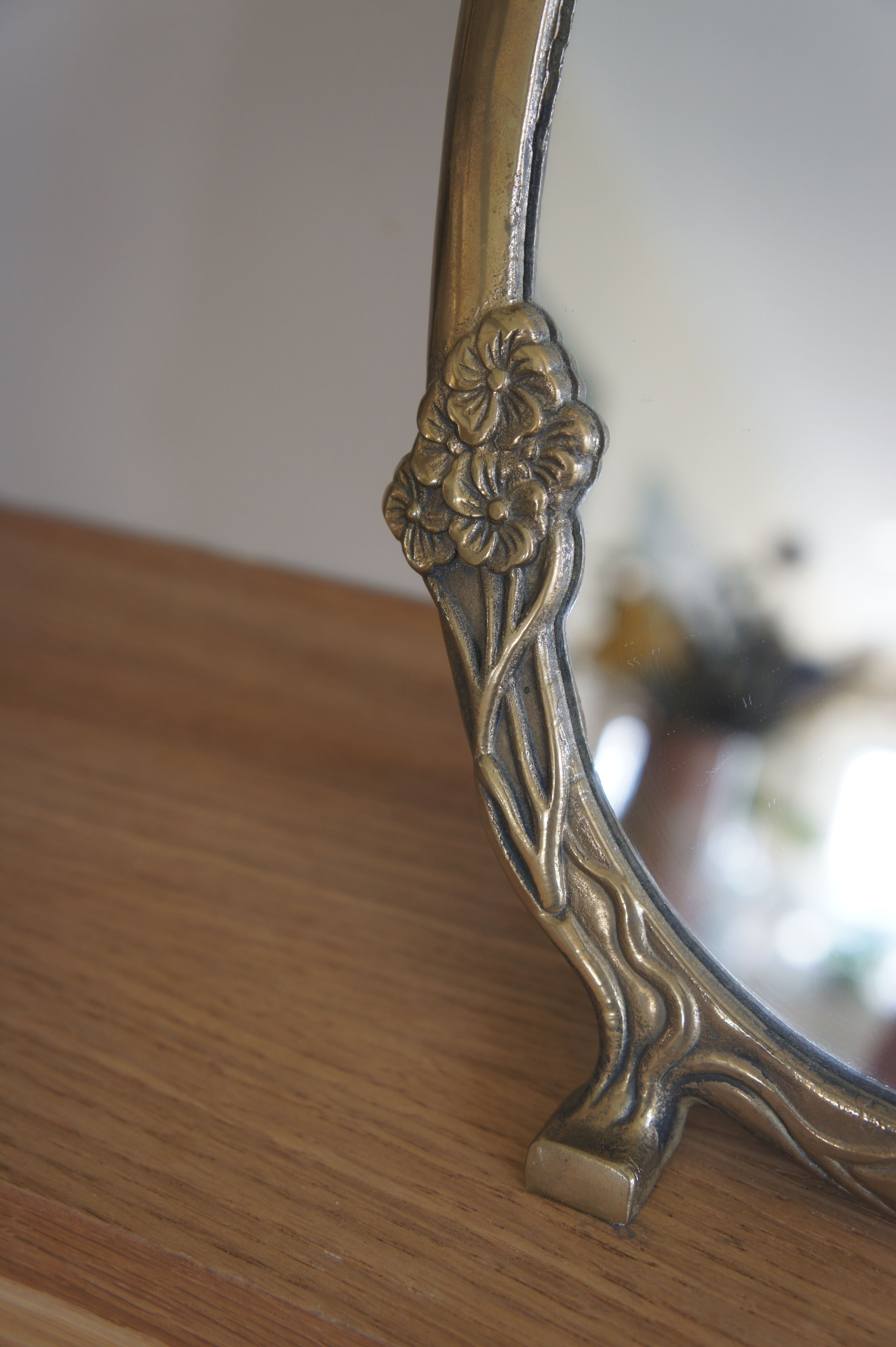 Table mirror woman small statue