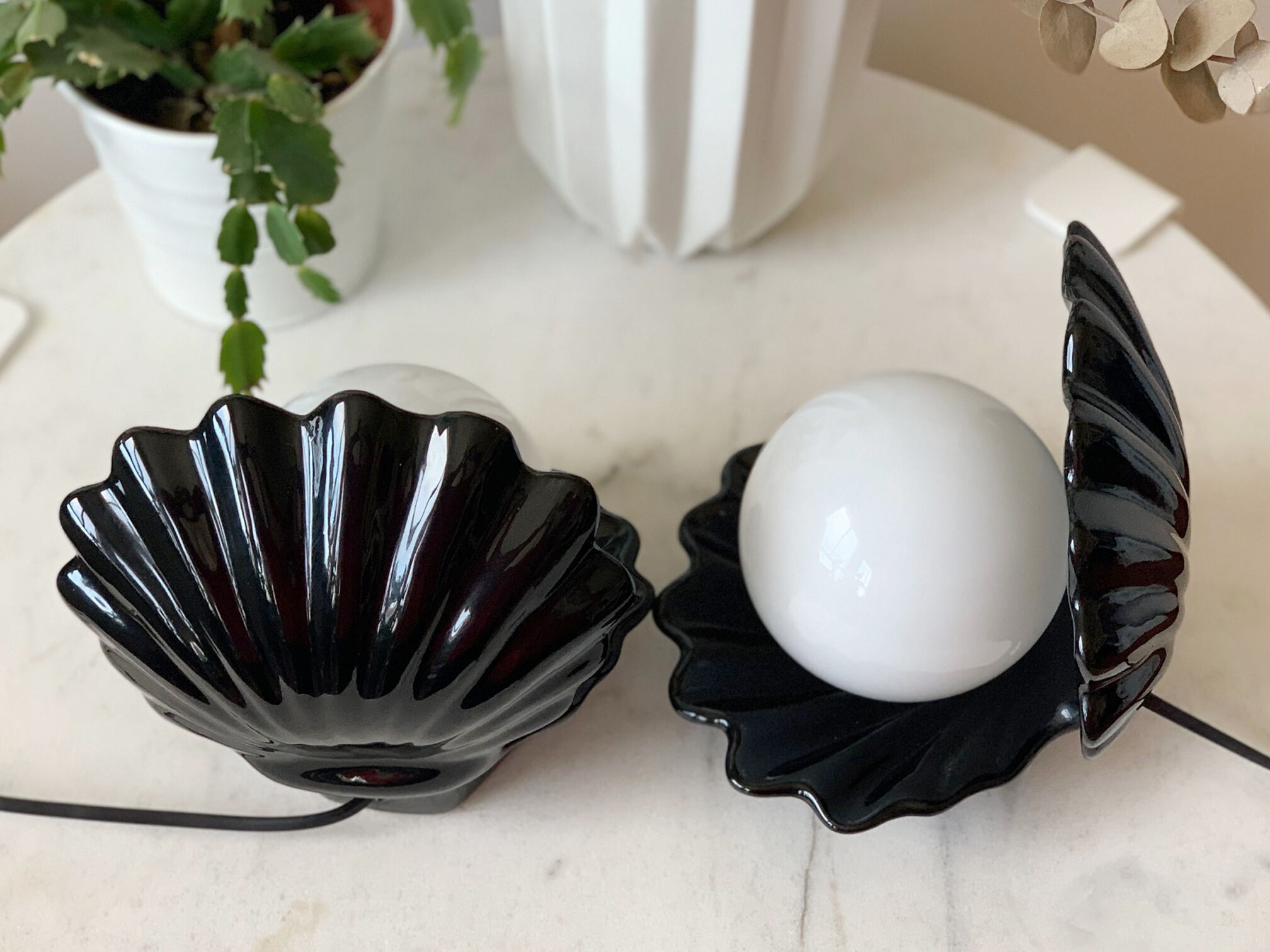 Black ceramic shell lamp