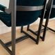 Fauteuil vintage en velours vert et bois noir