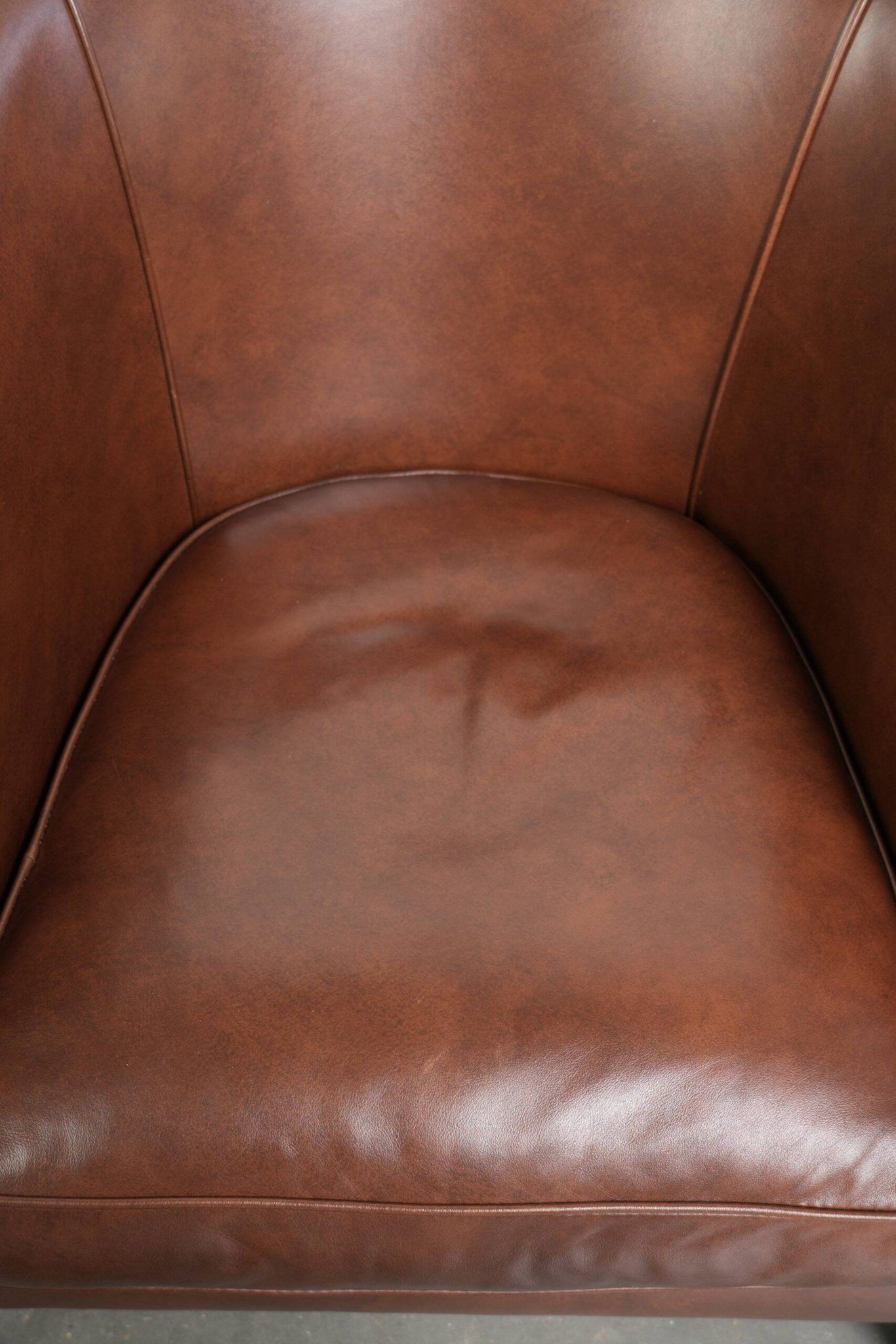 Set of 2 cognac-coloured cow leather club armchairs in English style