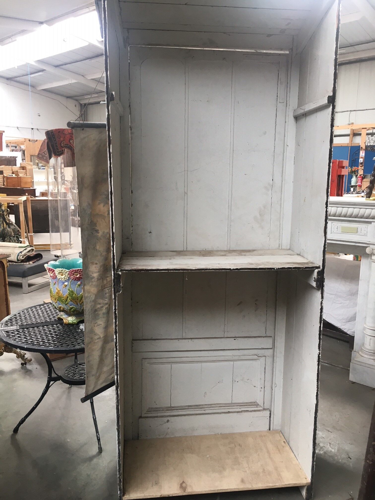 Wall cabinet has a door on coaching