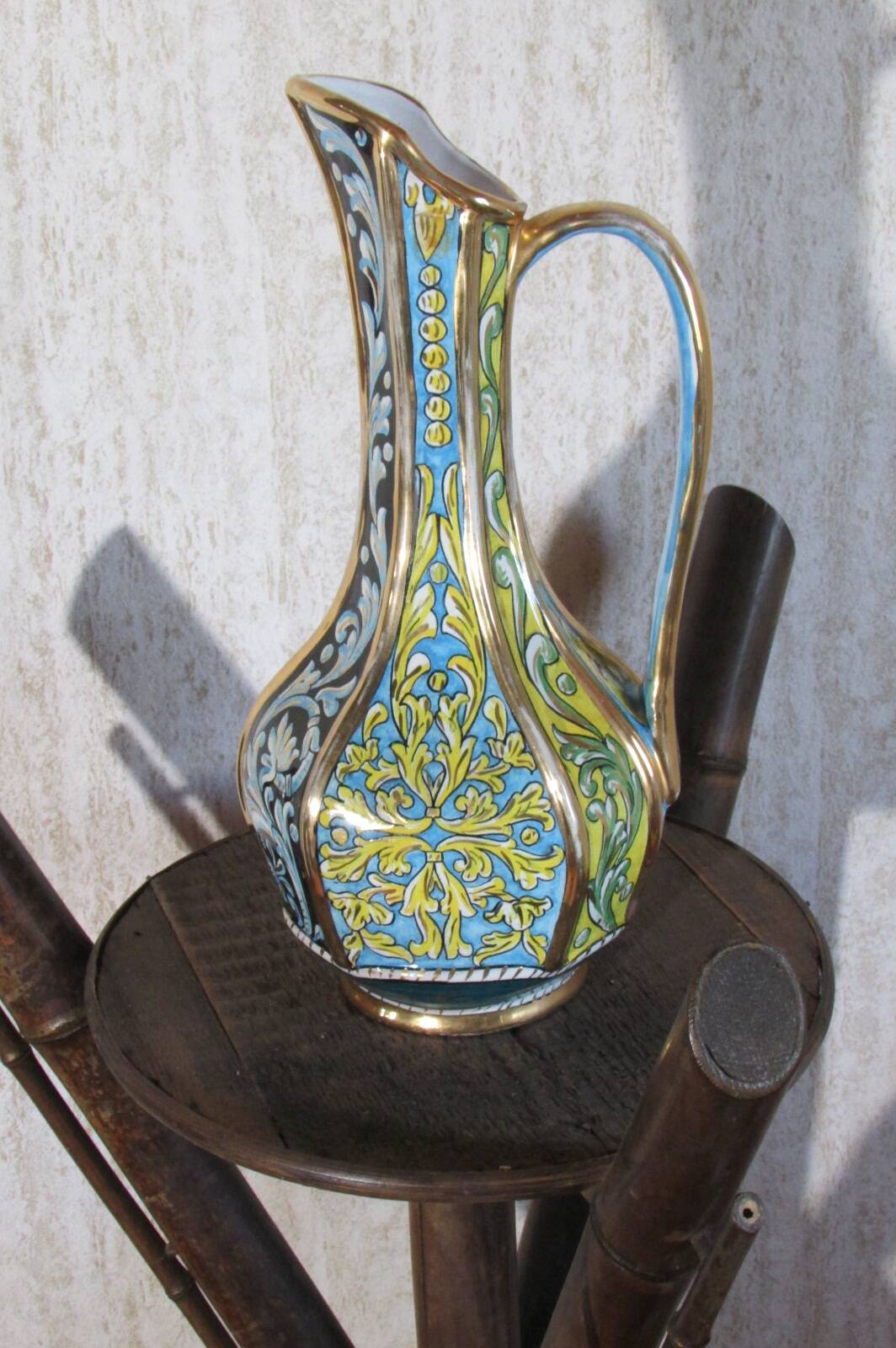 Vase pichet en terre cuite vernissée , forme aiguière