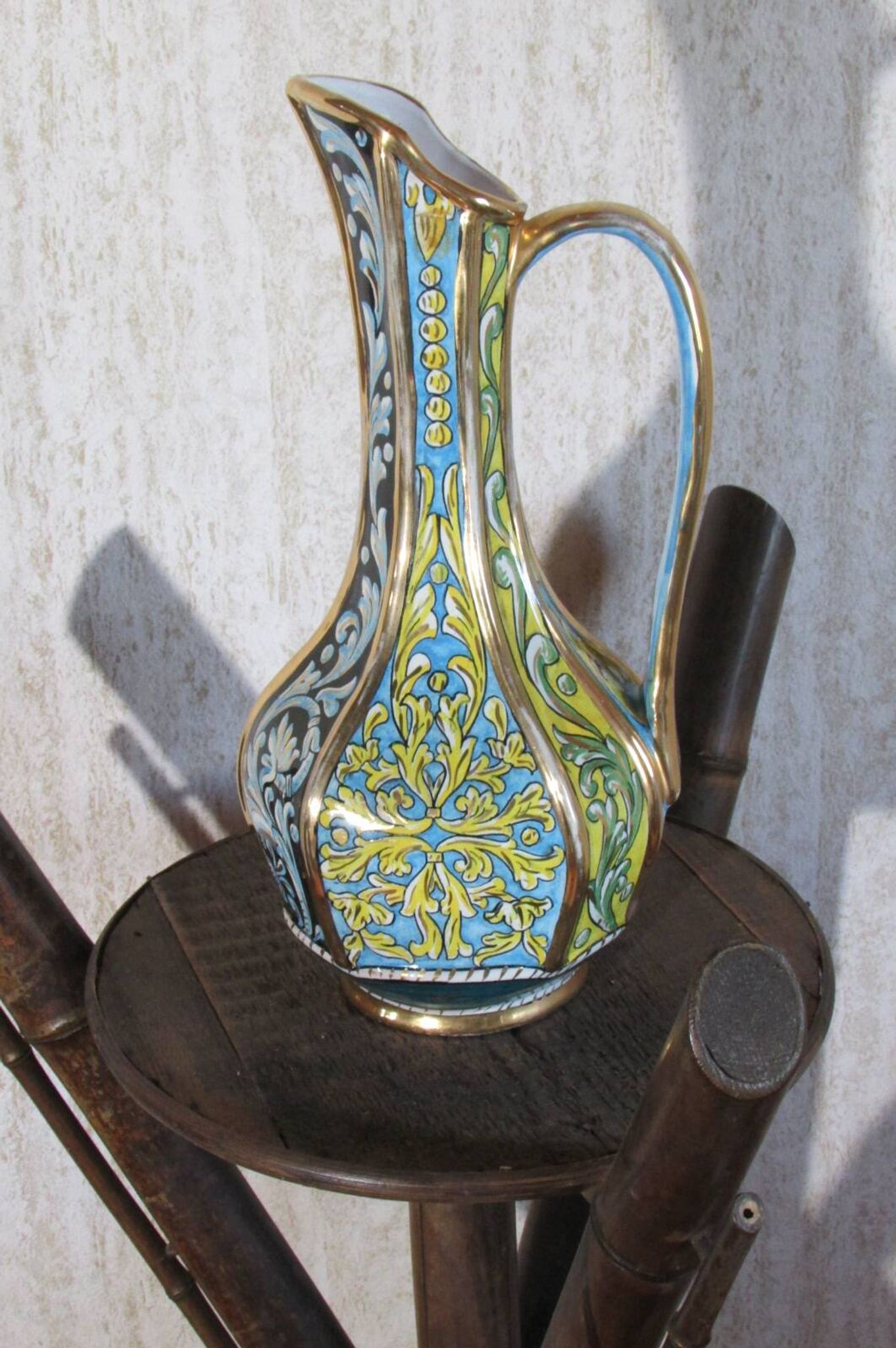 Vase pichet en terre cuite vernissée , forme aiguière