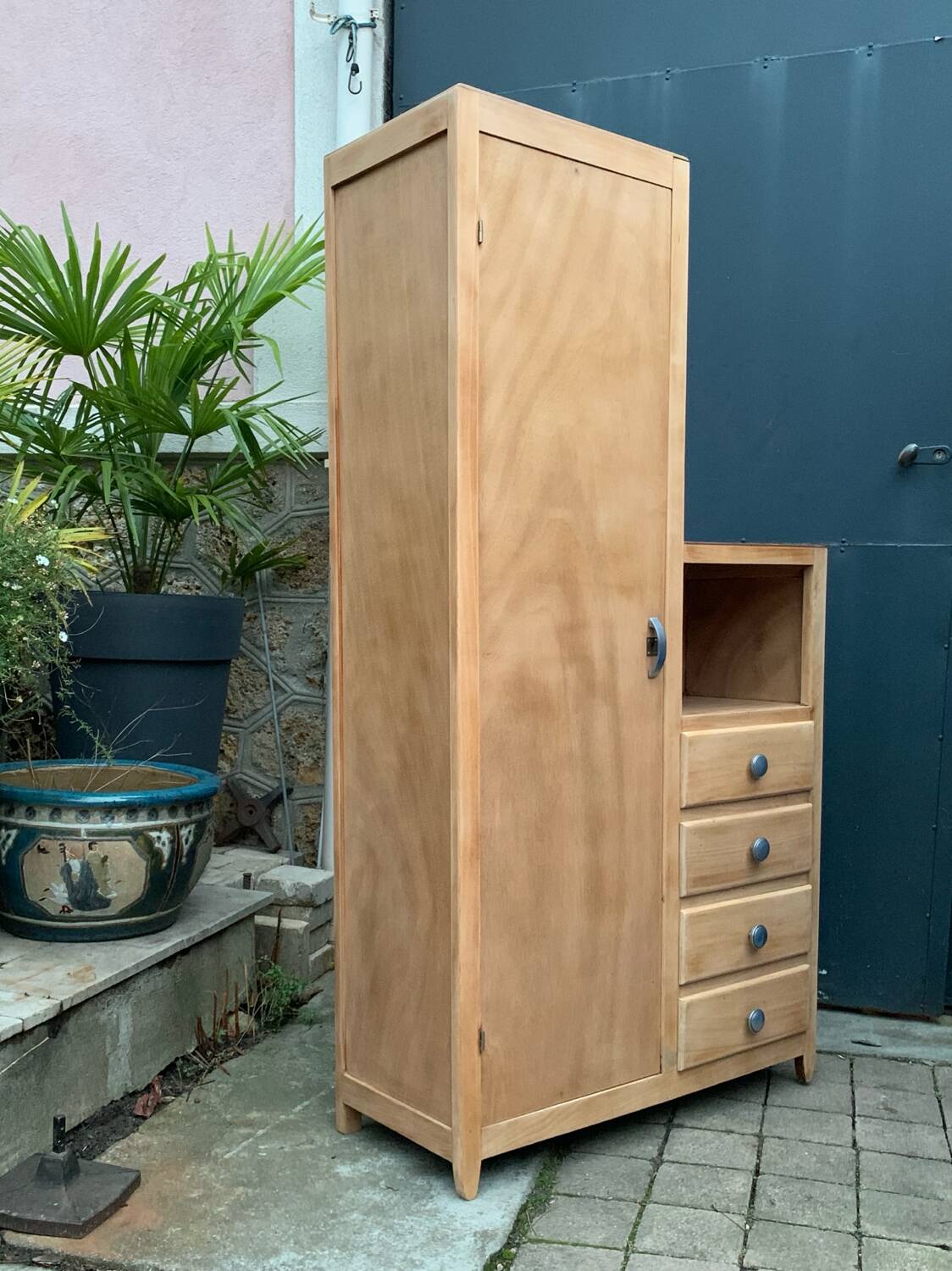 Armoire parisienne asymétrique bois brut 1950