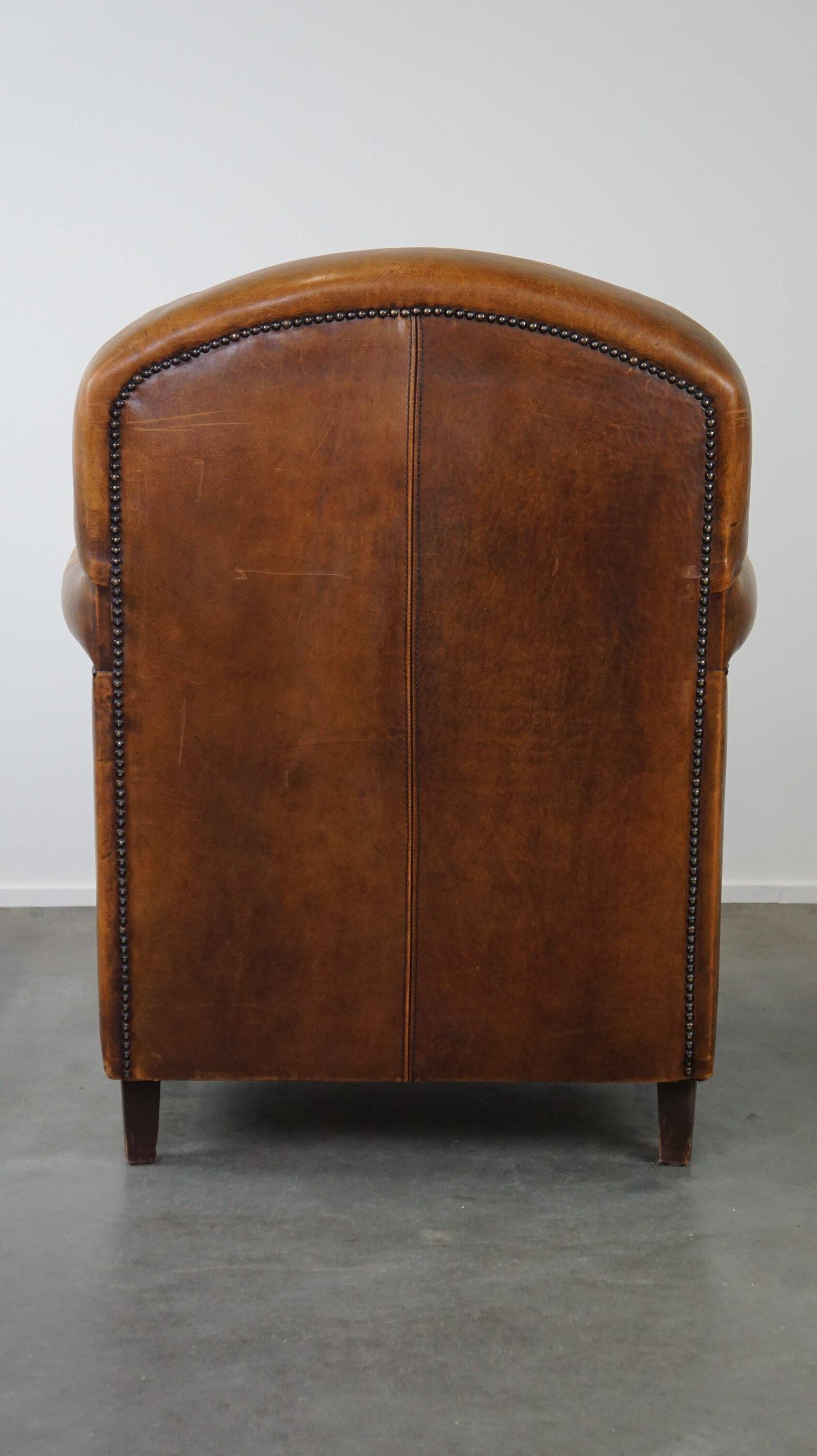 Charmant et robuste fauteuil en cuir de mouton, grand modèle