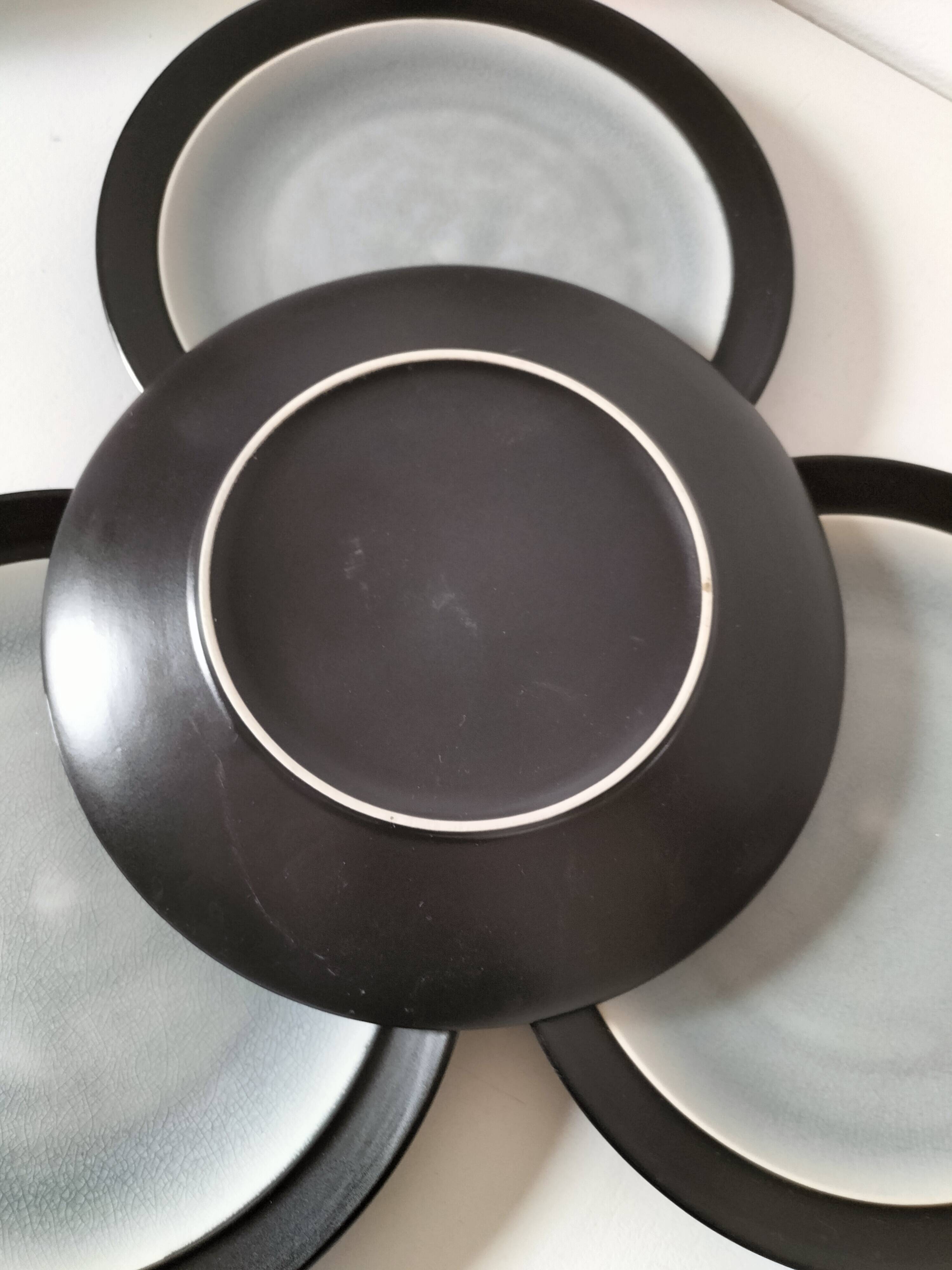 Set of 4 two-tone flat plates with a crackled effect.