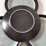 Set of 4 two-tone flat plates with a crackled effect.