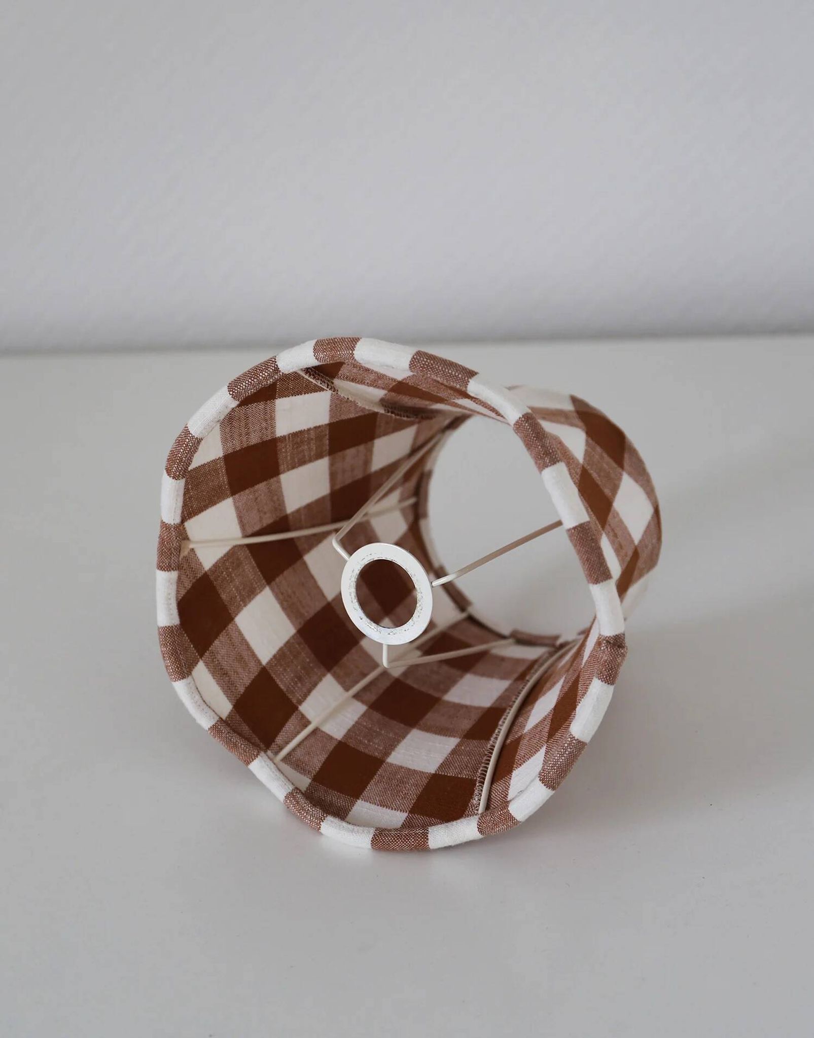 Lampe vintage recyclée — pied céramique brun, abat-jour vichy terracotta