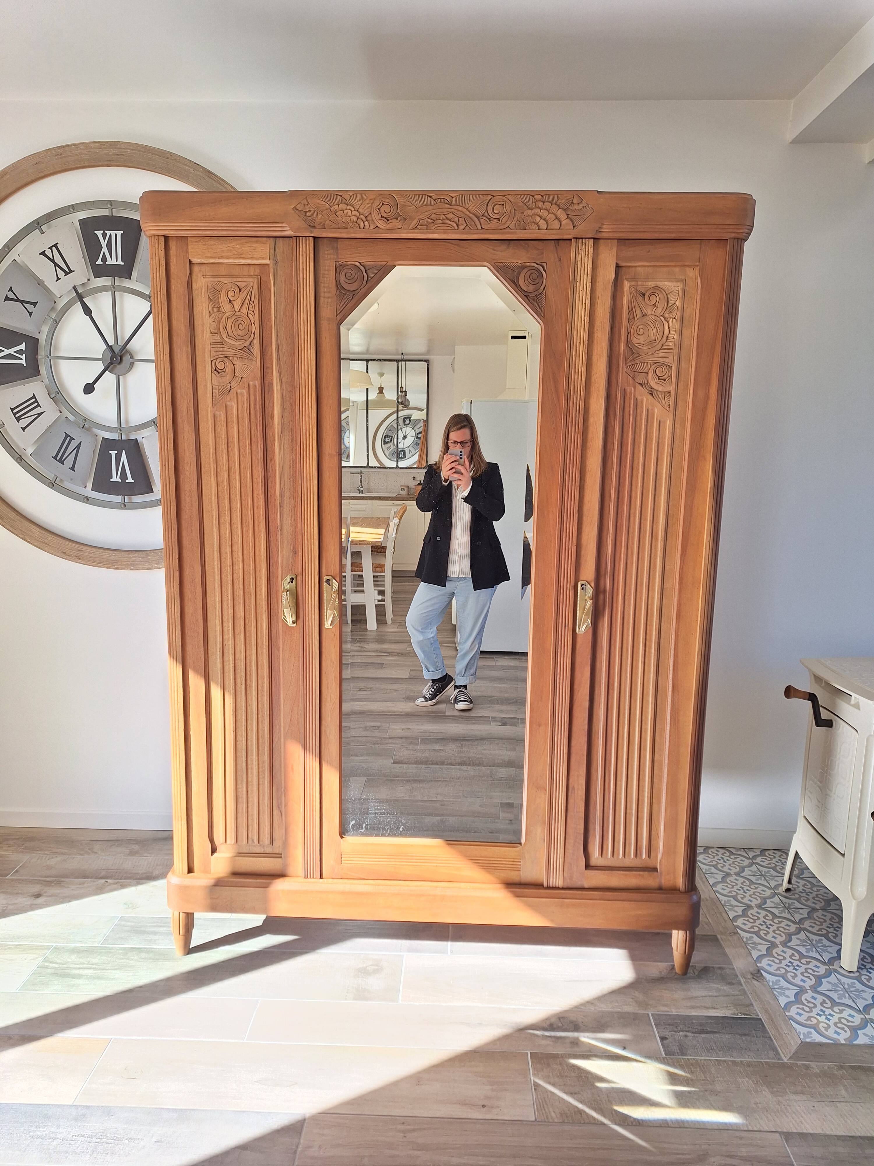 Armoire Art déco en noyer massif sculpté, 1930