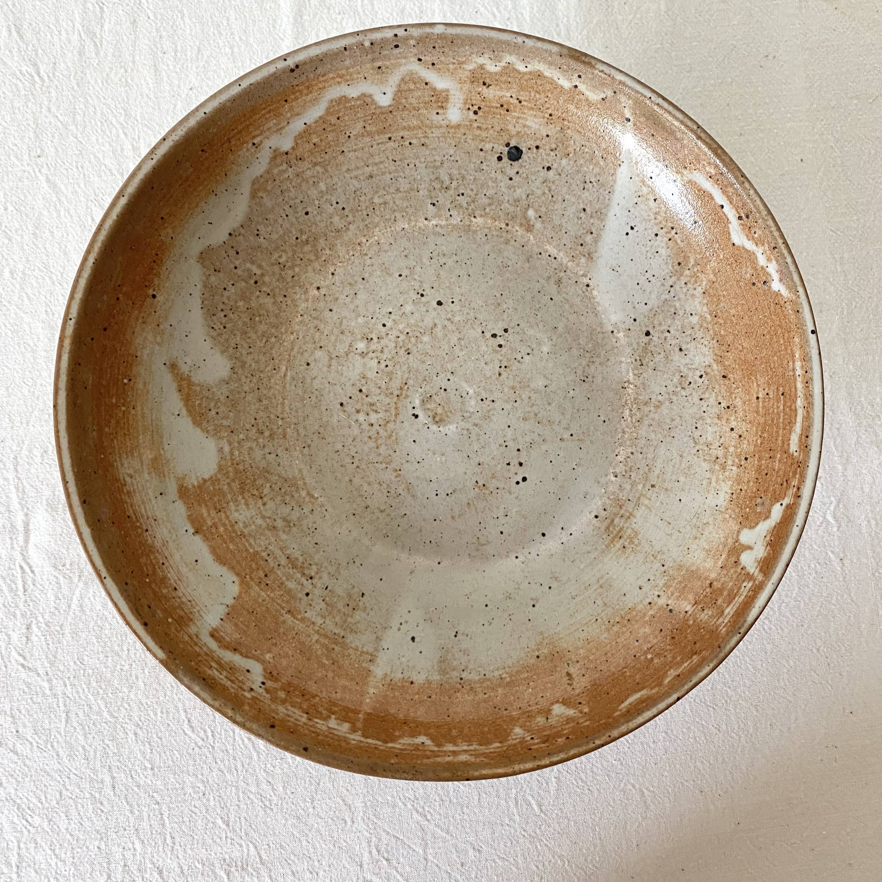 Free-standing stoneware fruit bowl