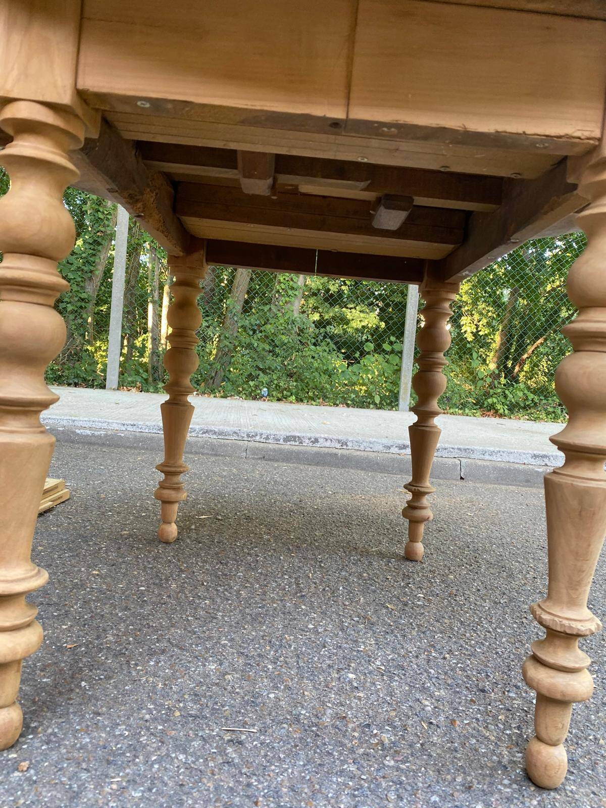 Table à manger ronde extensible à volets décapée en noyer brut 2 rallonges