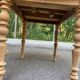 Table à manger ronde extensible à volets décapée en noyer brut 2 rallonges