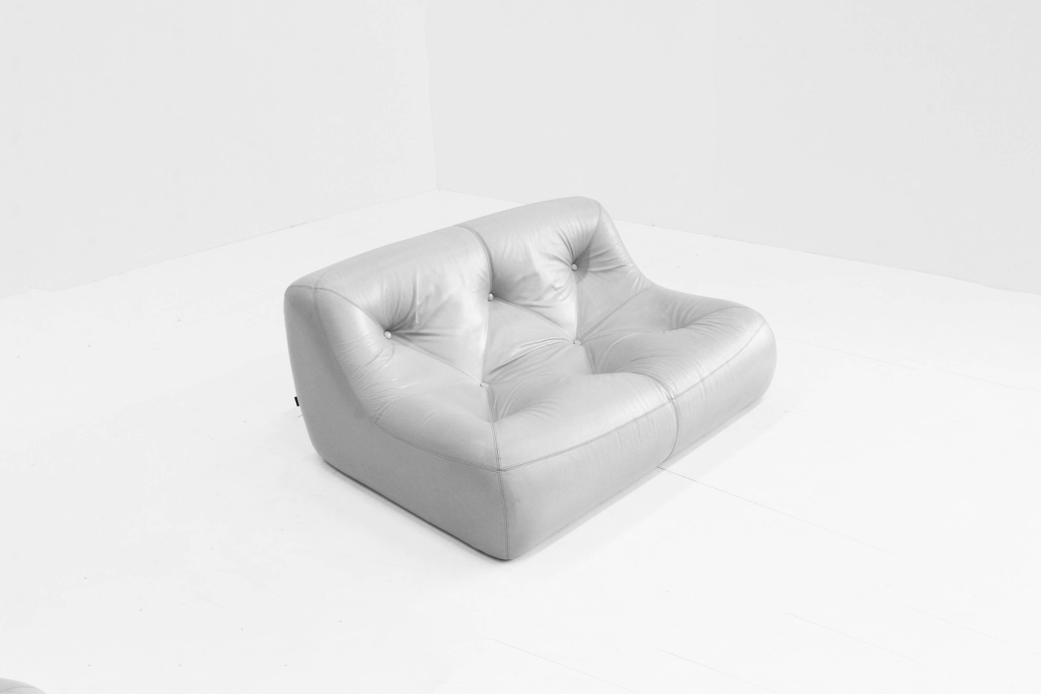 Canapé Kali en cuir gris de Michel Ducaroy pour Ligne Roset