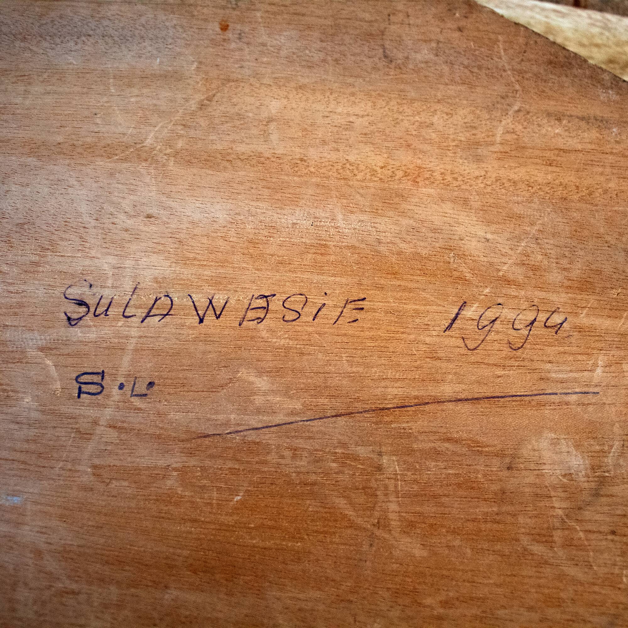 Plateau de service octogonal en bois Toraya indonésien sculpté à la main vintage