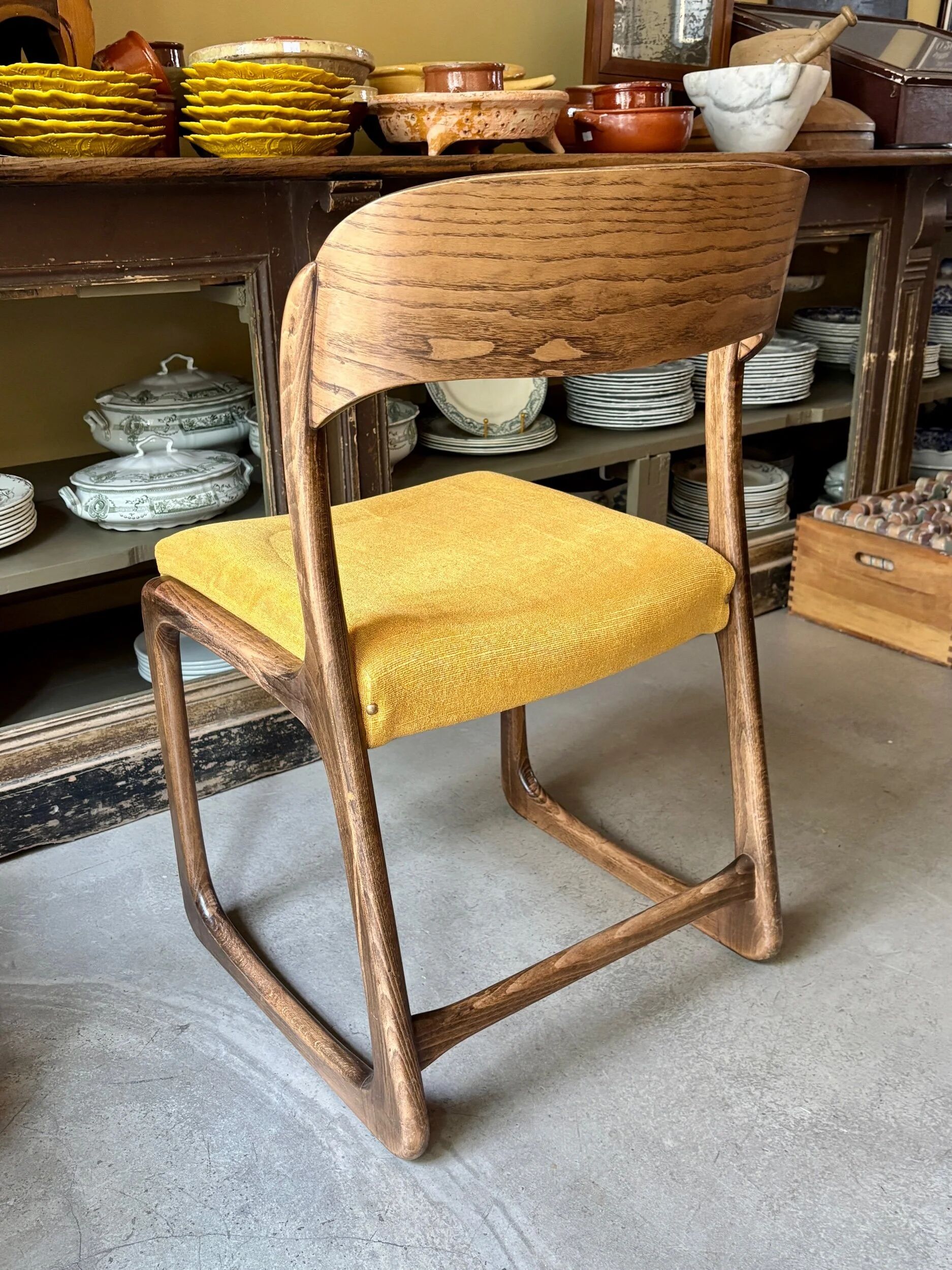 Chaise Baumann modèle "Traîneau" en bois foncé et coton ocre