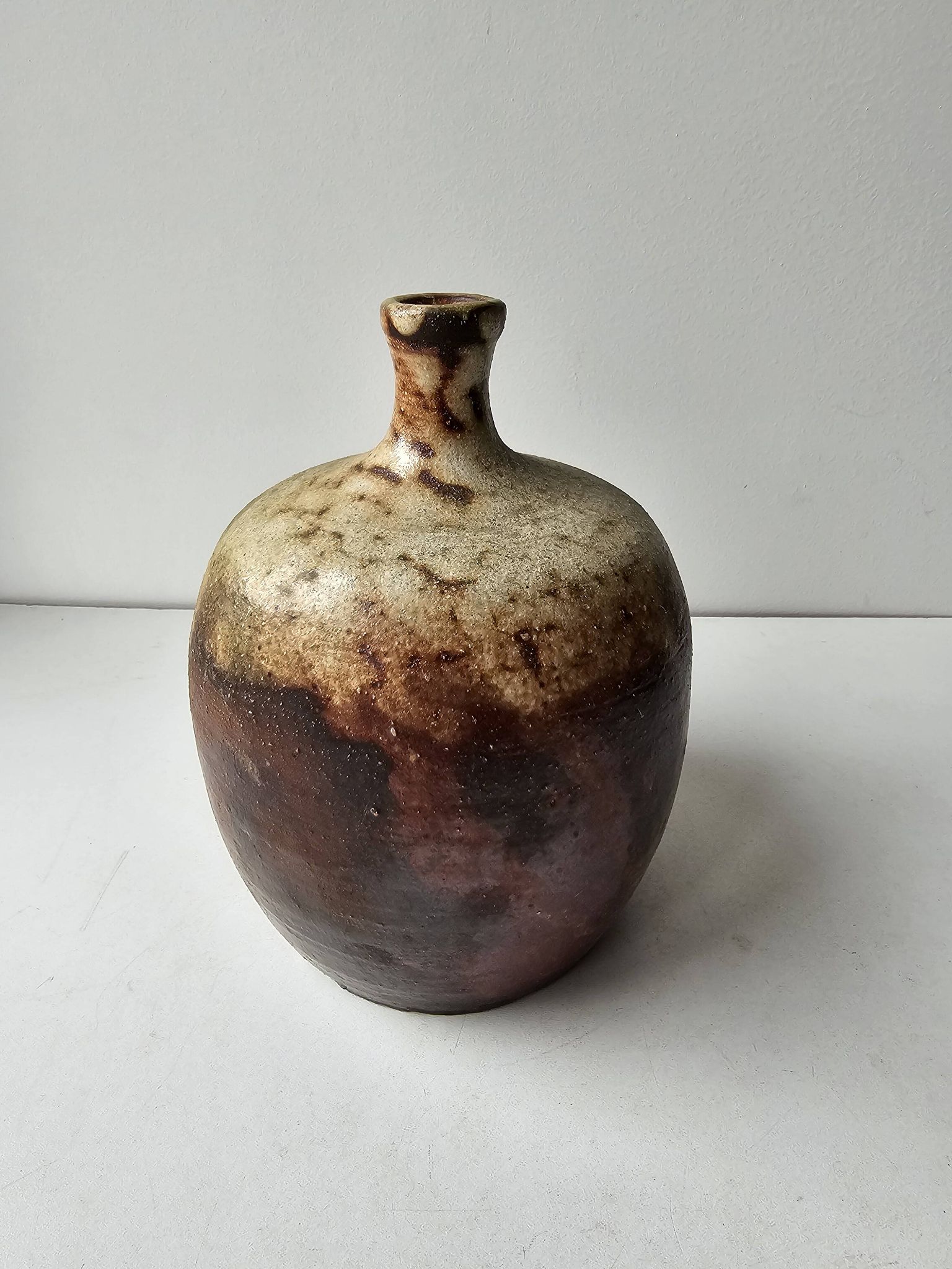 Vase boule en céramique signé Anthony Pitot