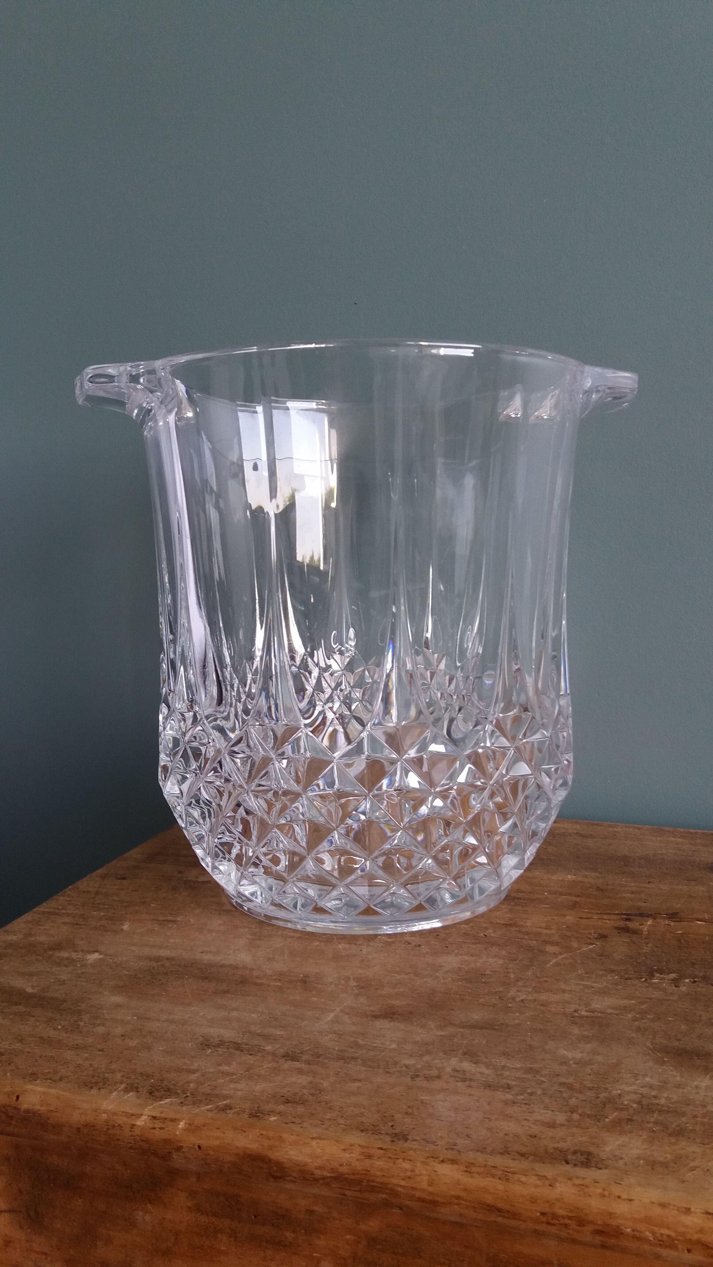 Pineapple-shaped glass bottle cooler with facets