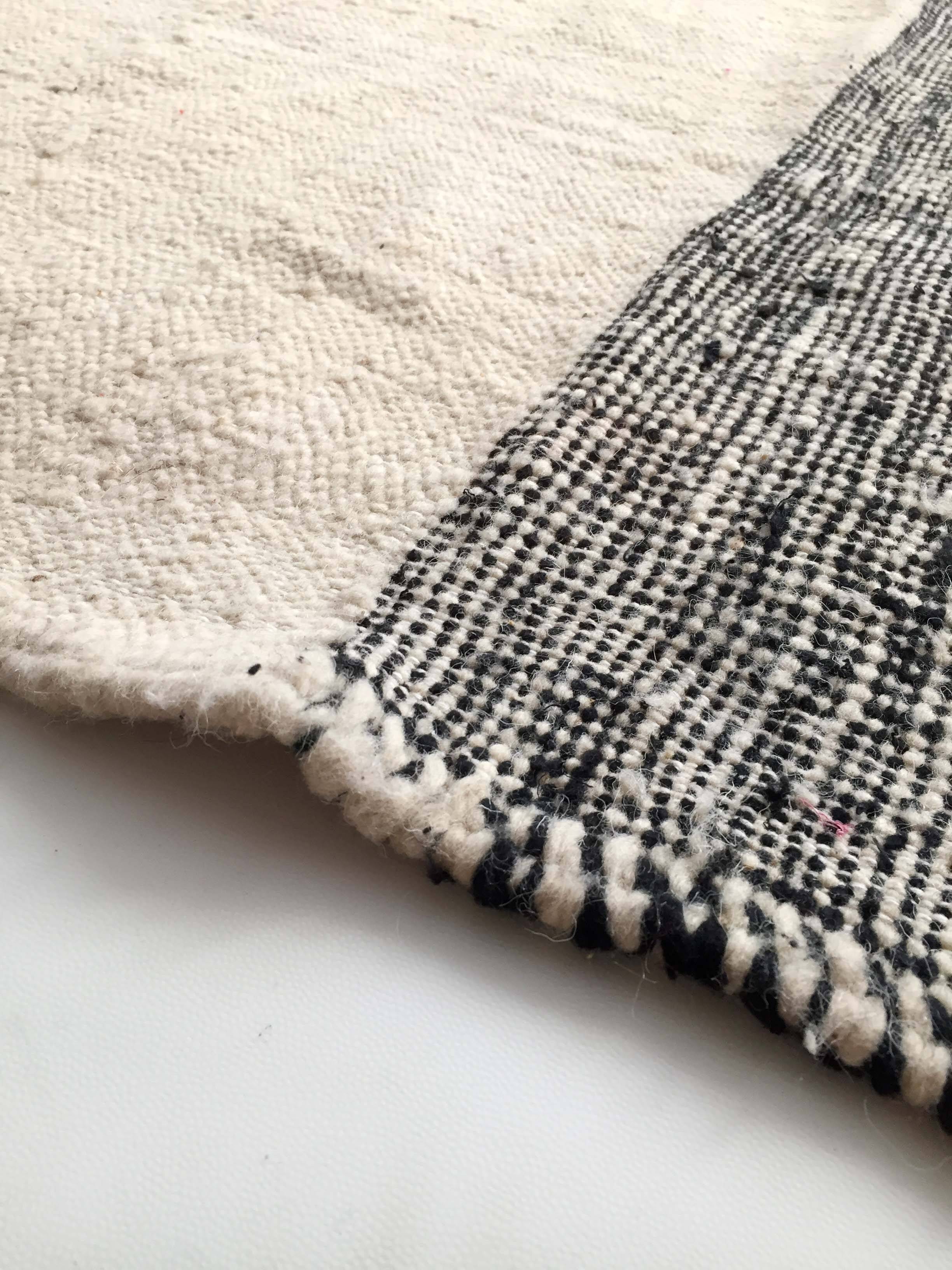 Two-tone Moroccan Berber kilim 3.03x1.74m