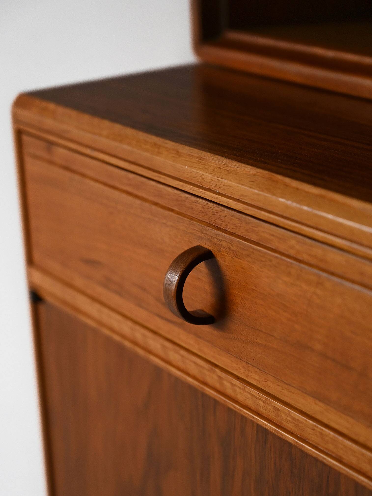 Nordic bookcase with sideboard