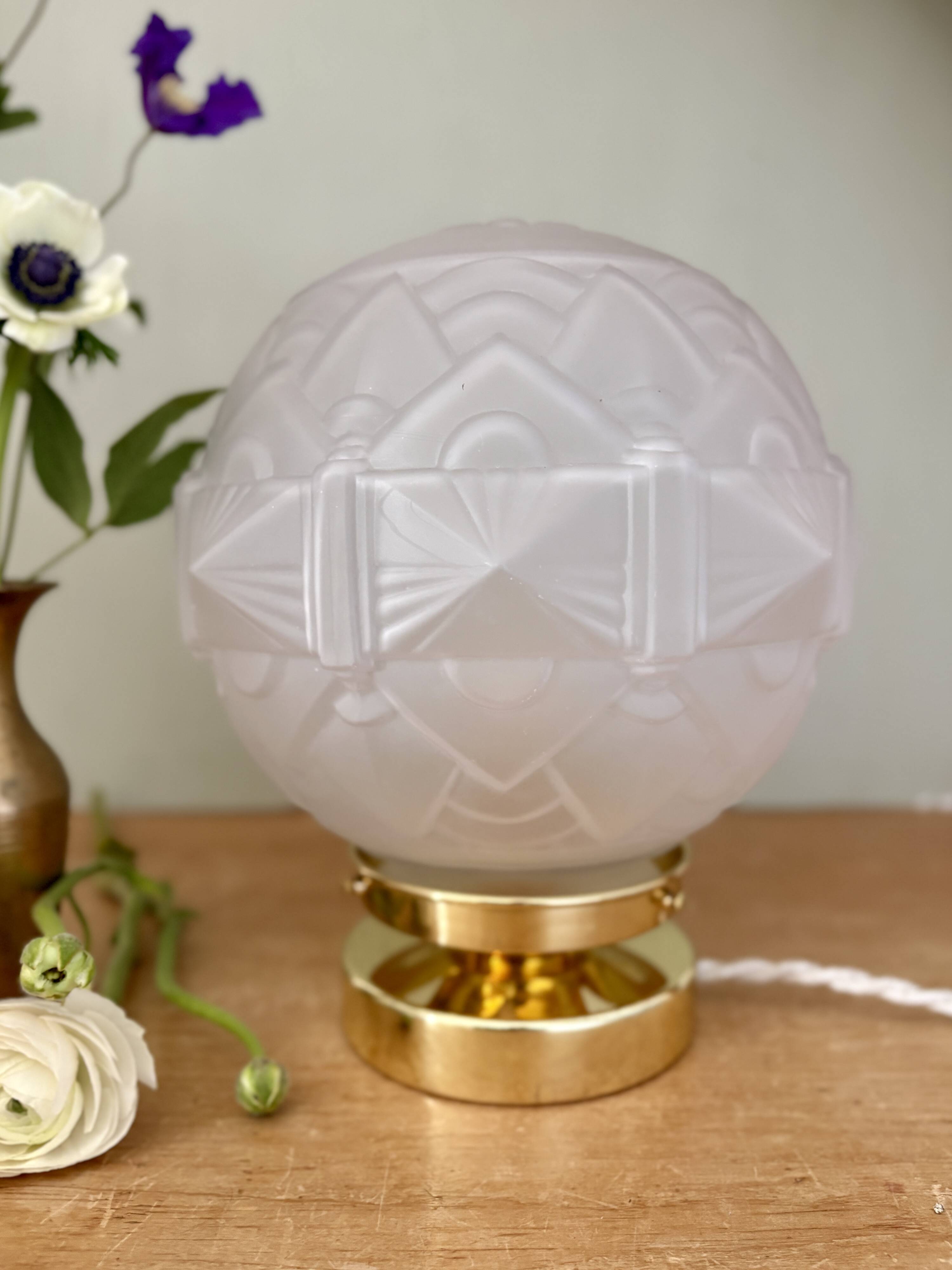 Vintage art deco globe table lamp in frosted glass