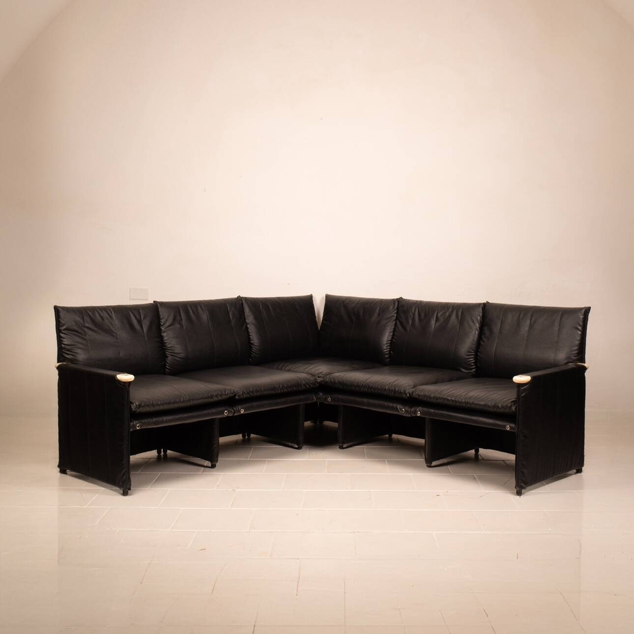 Divano "Minni" di A. Mazzoni D. Stelle e G. Gualtierotti per Giovannetti