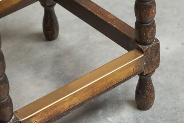 Tabouret en chêne massif, paille et laiton années 1920