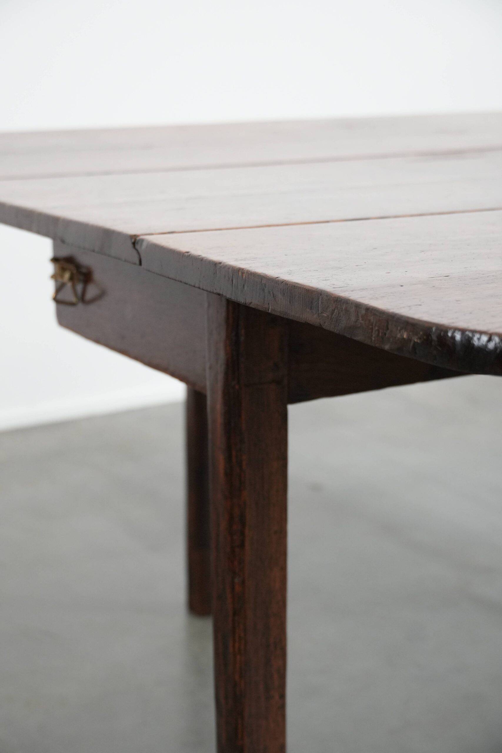 Charming antique English drop-leaf dining table made of oak from the late 19th century