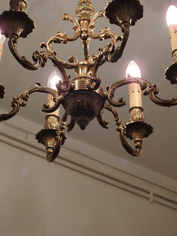 Lustre en bronze ciselé doré à six bras.