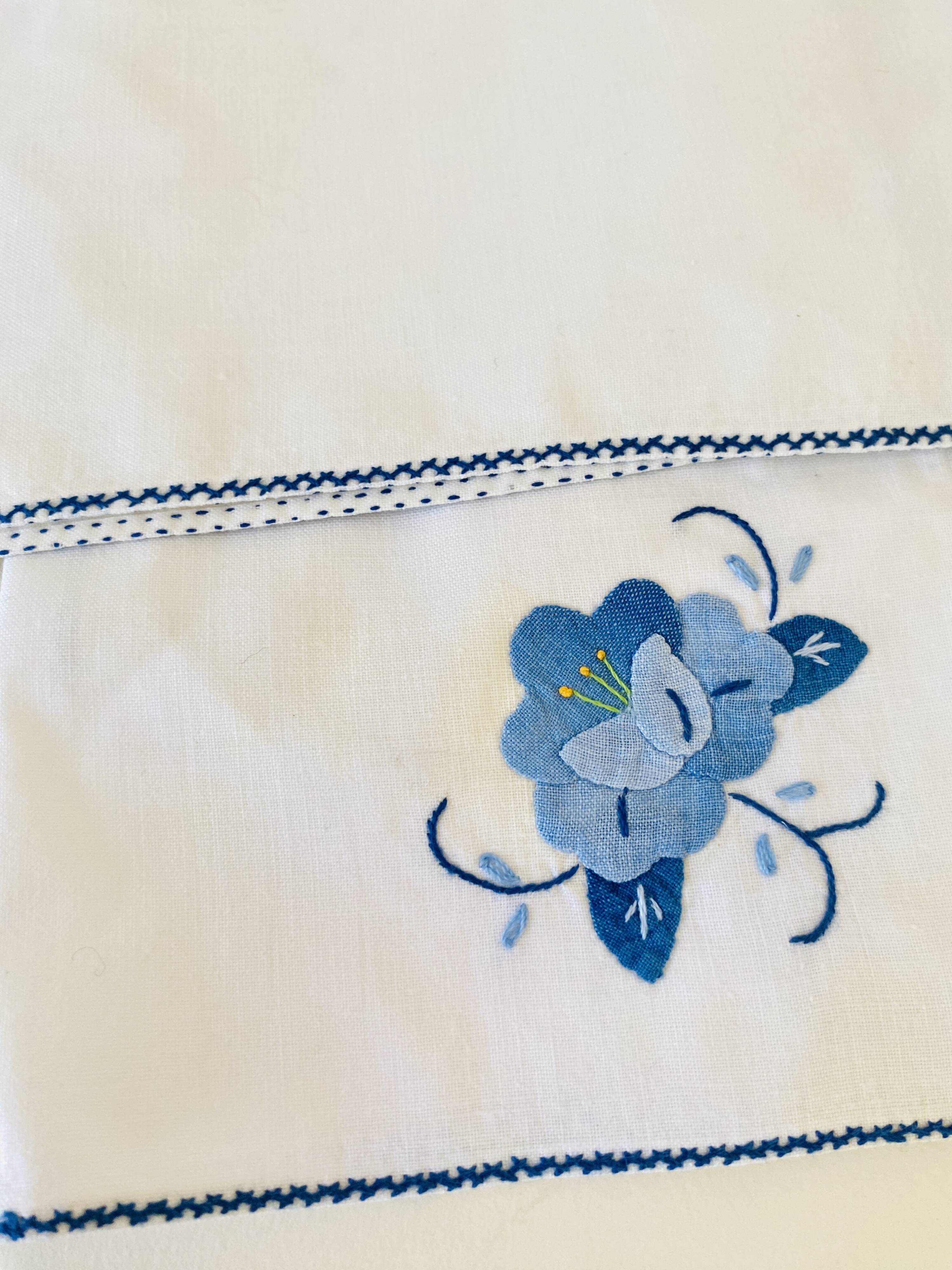 6 embroidered percal napkins, 28 cm