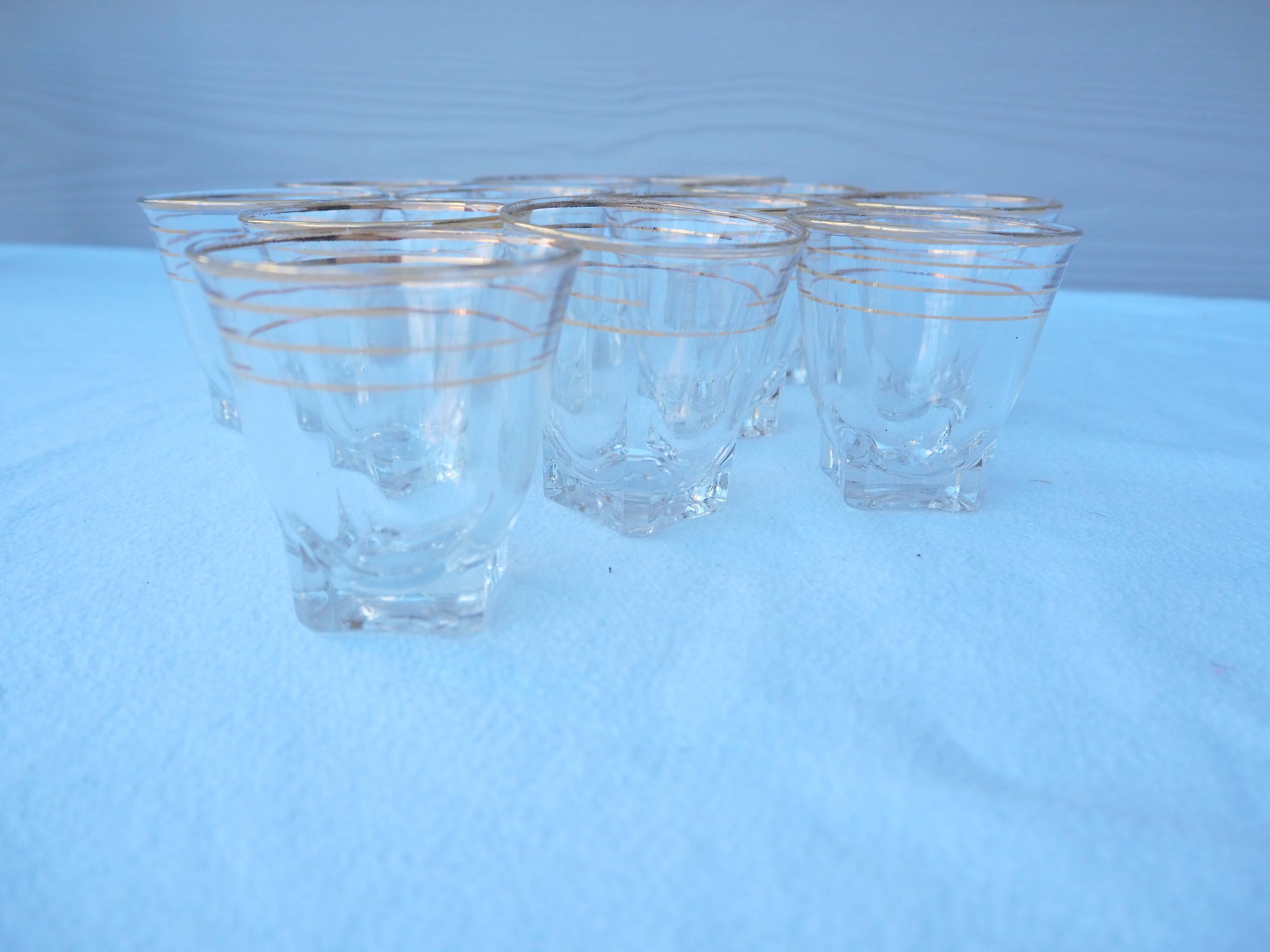 12 liqueur glasses with its golden rim from the 1950s-1960s