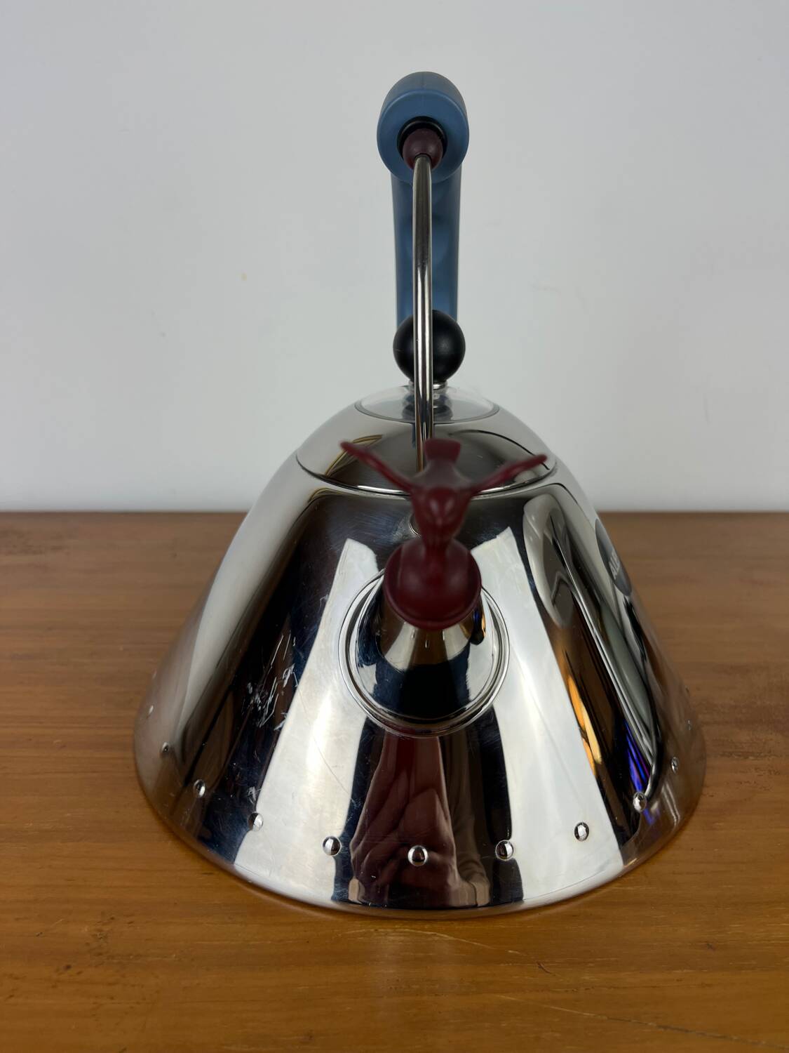 Alessi 9093 kettle by Michel Graves