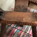 Chaises brutalisâtes tripode