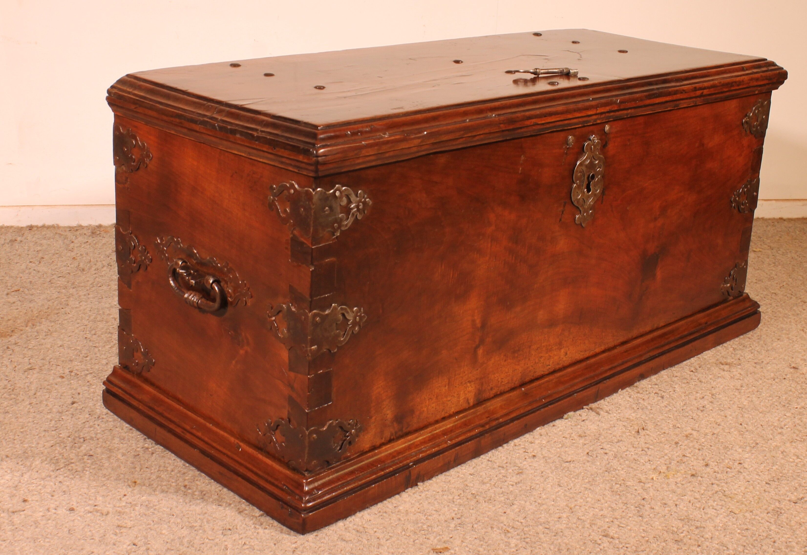 Spanish Renaissance chest in walnut - 16th century