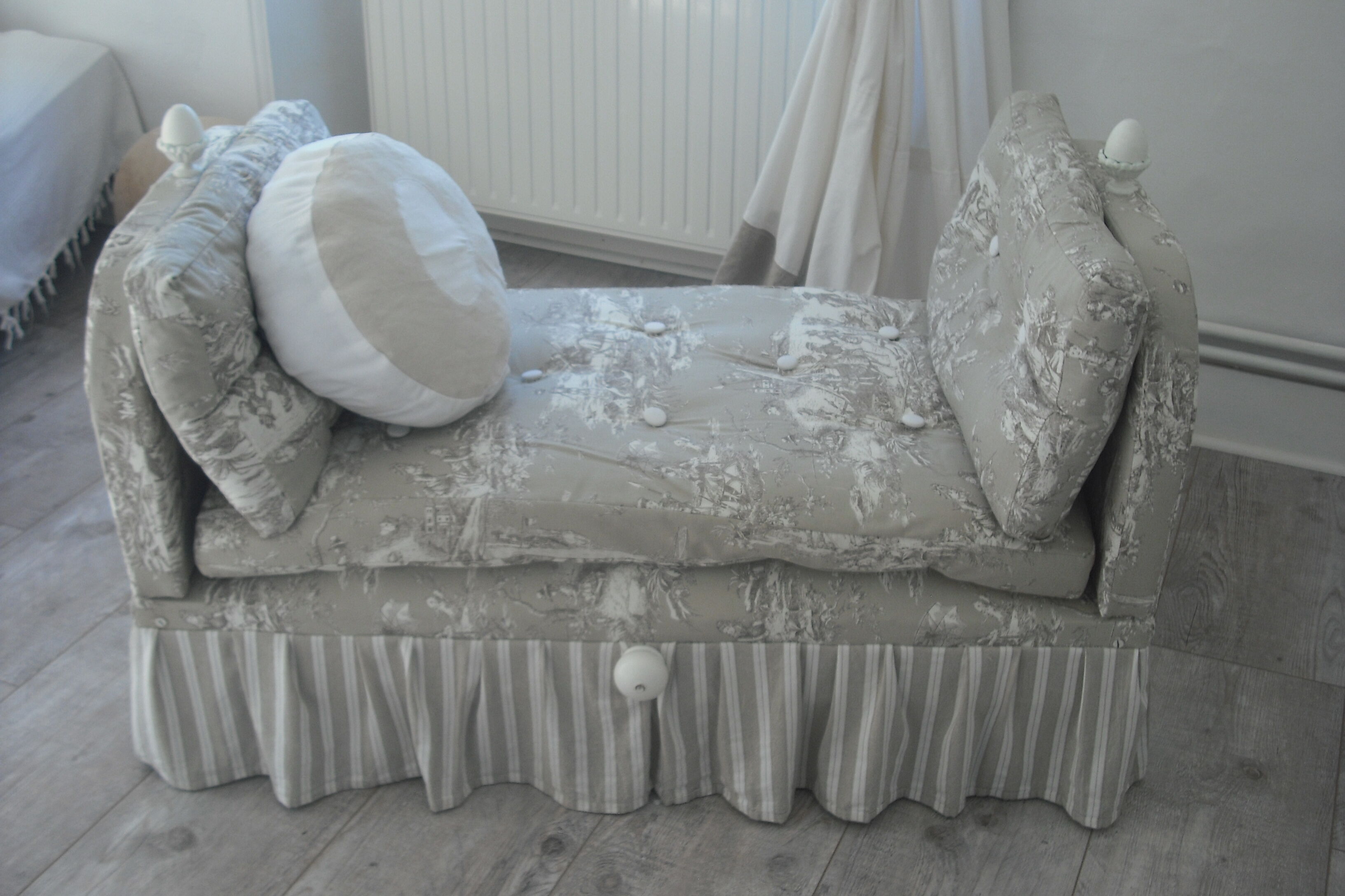 Bench bed on wheels 1 place